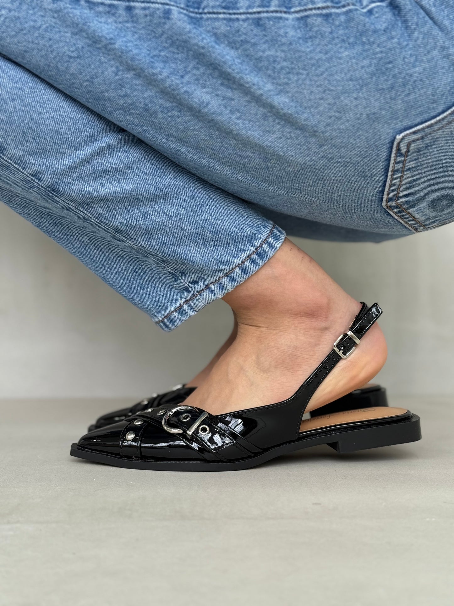 14095 - Zapatos Slingback en Charol Negro con Hebillas