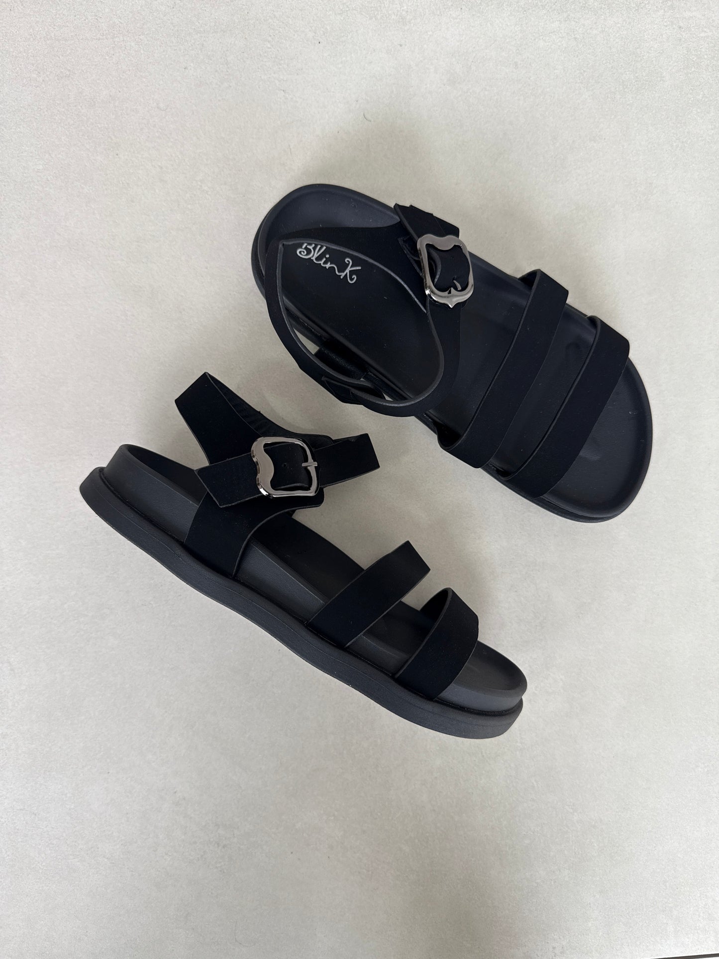 14476 – Sandalias Negras con Hebilla y Diseño de Tiras Cruzadas