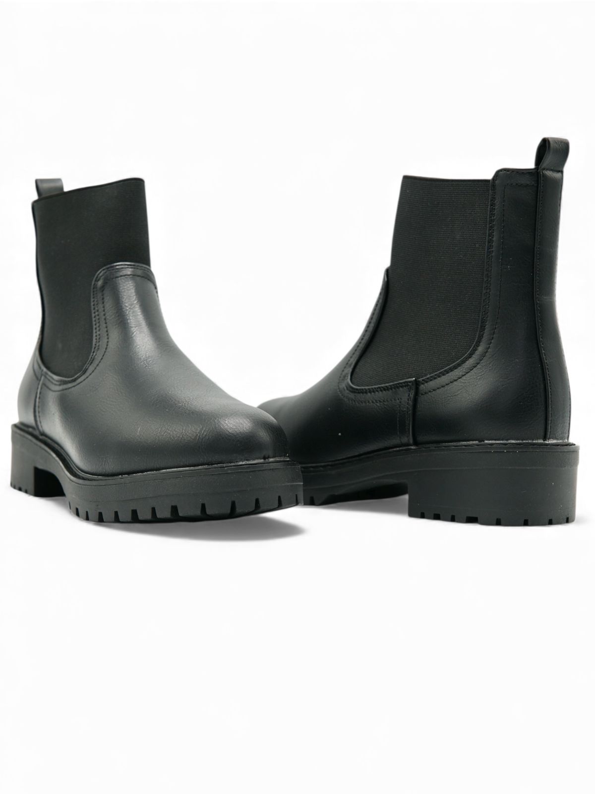 14301 – Botines Negros con Elástico Lateral y Suela Chunky