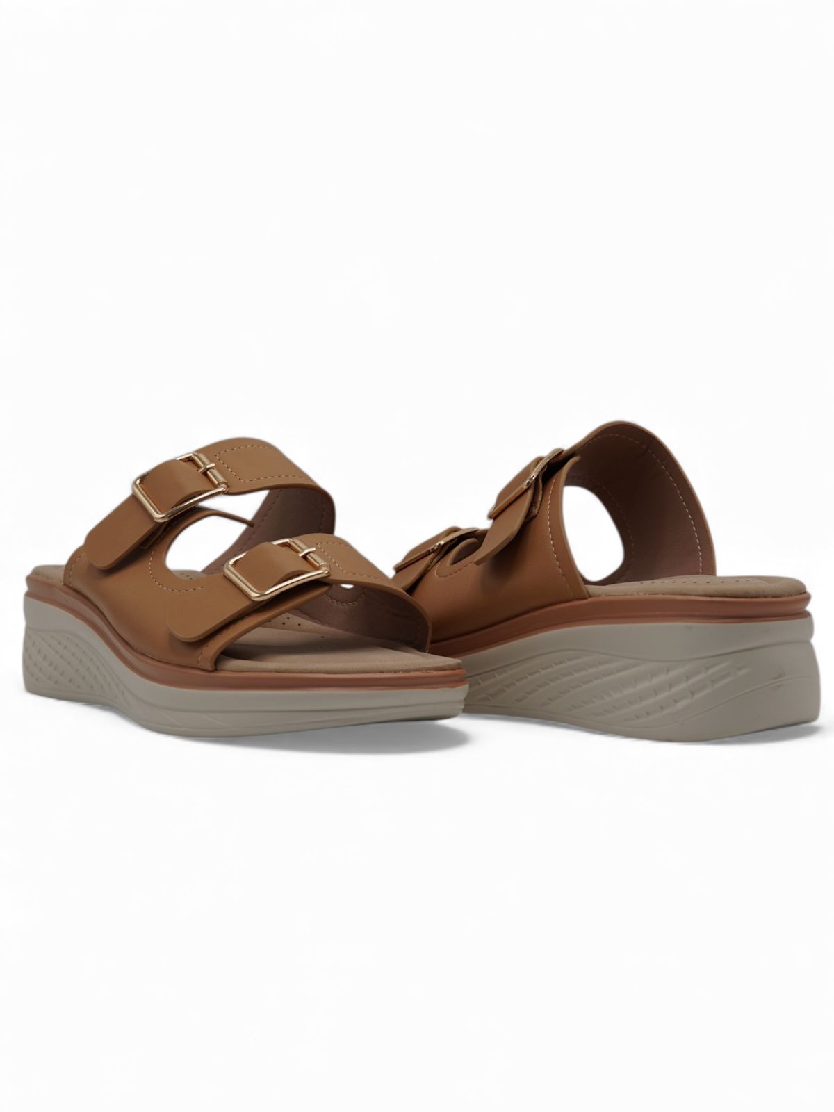 14366 – Sandalias con plataforma y hebillas doradas color camel para dama