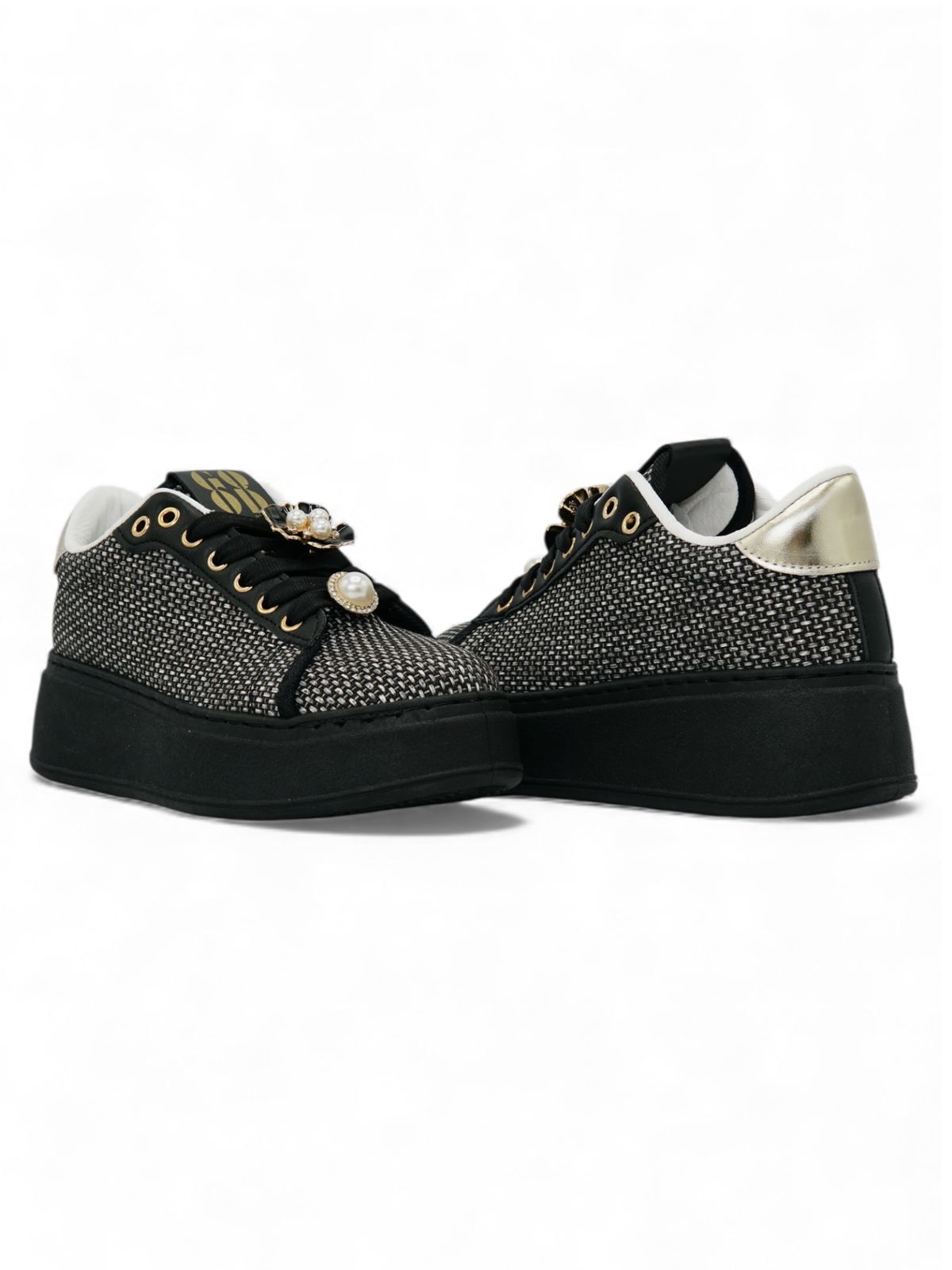 14438 – Zapatillas Negras con Plataforma y Detalles Dorados