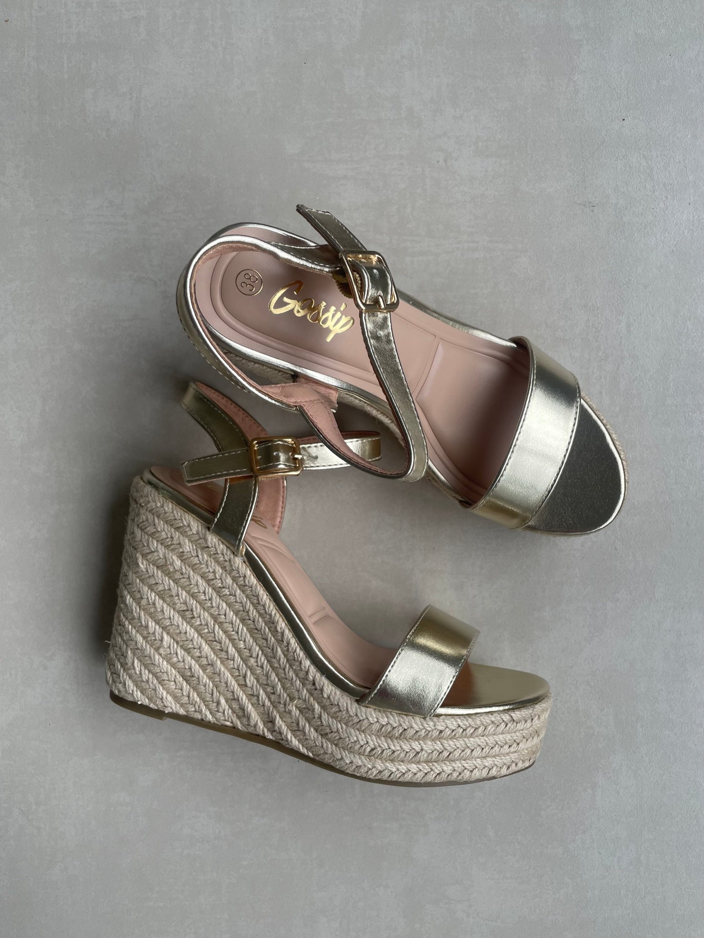 14322 – Sandalias doradas con plataforma tipo yute para dama