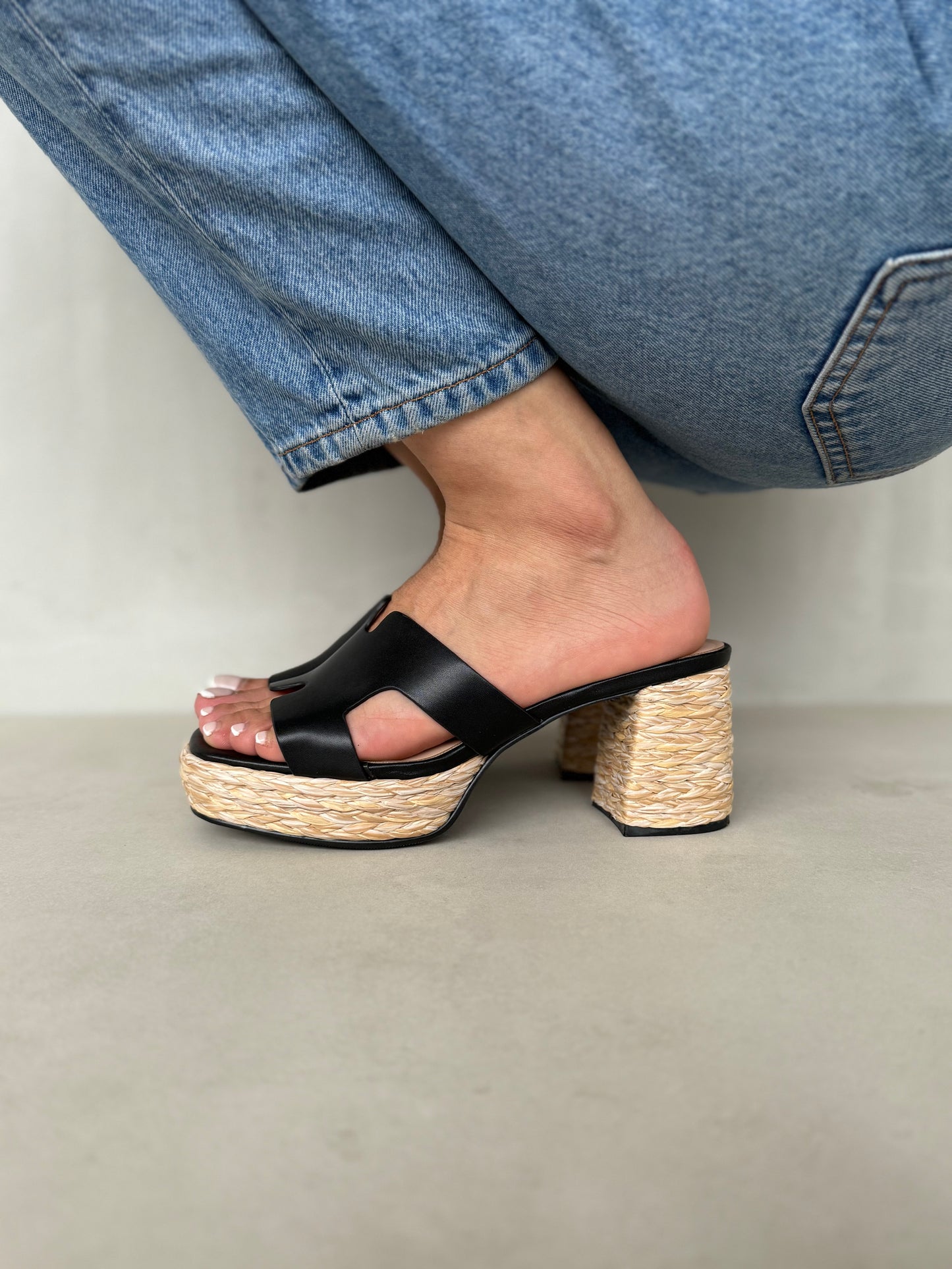 13755 – Sandalias de Tacón – Diseño Casual en Tonos Negro con Detalle Trenzado