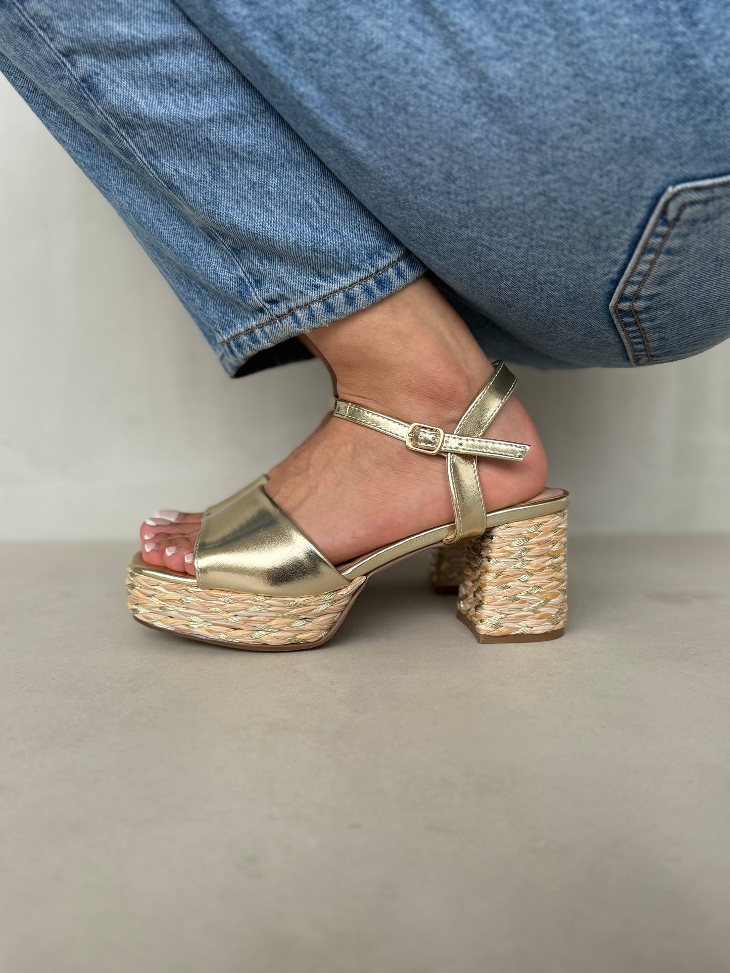 13753 – Sandalias de Tacón – Estilo Elegante en Color Marrón con Detalle Trenzado