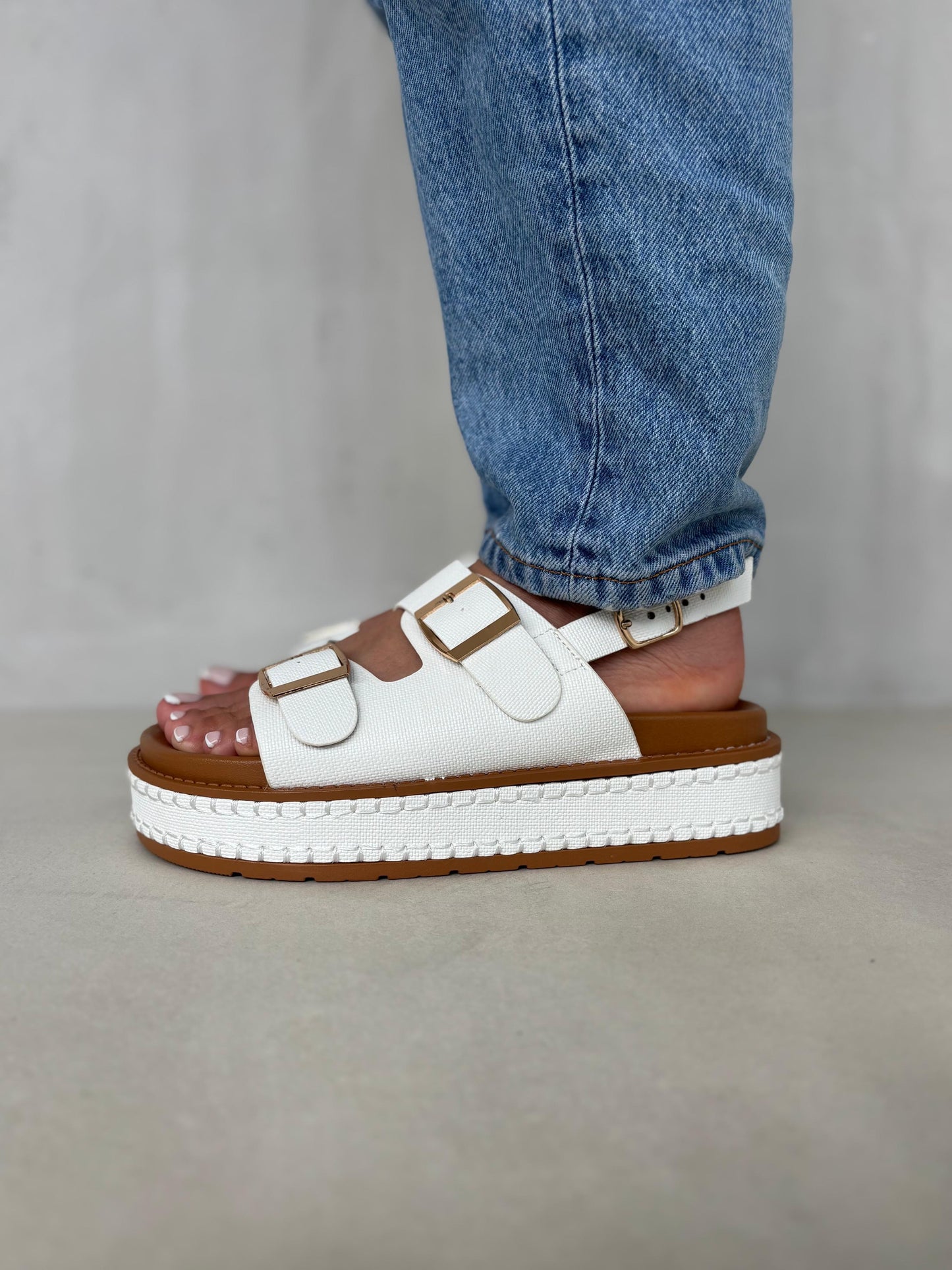 14349 – Sandalias Blancas con Plataforma Alta y Hebillas Doradas