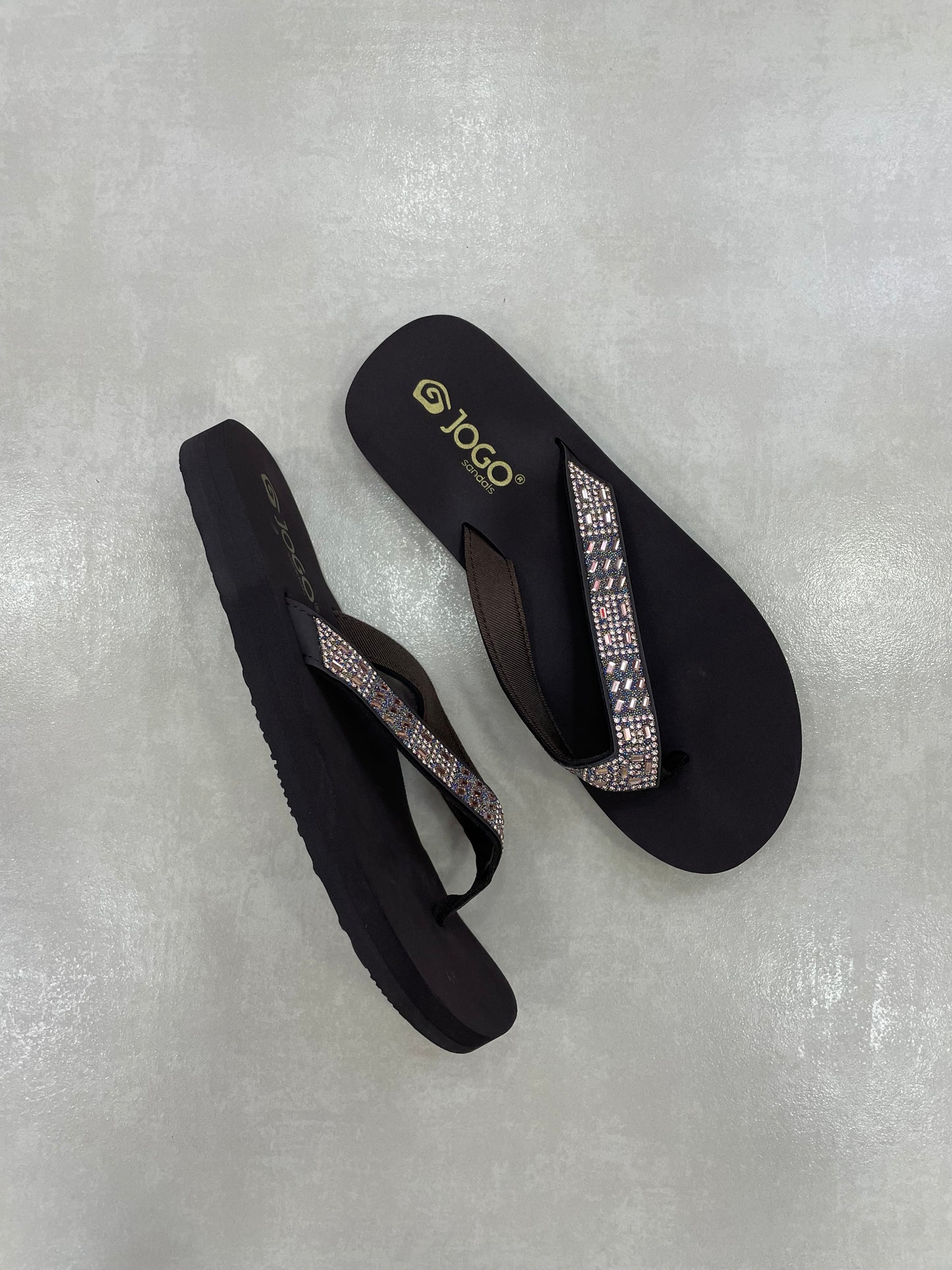 14382 – Chancletas Marrón con Brillo de Piedras