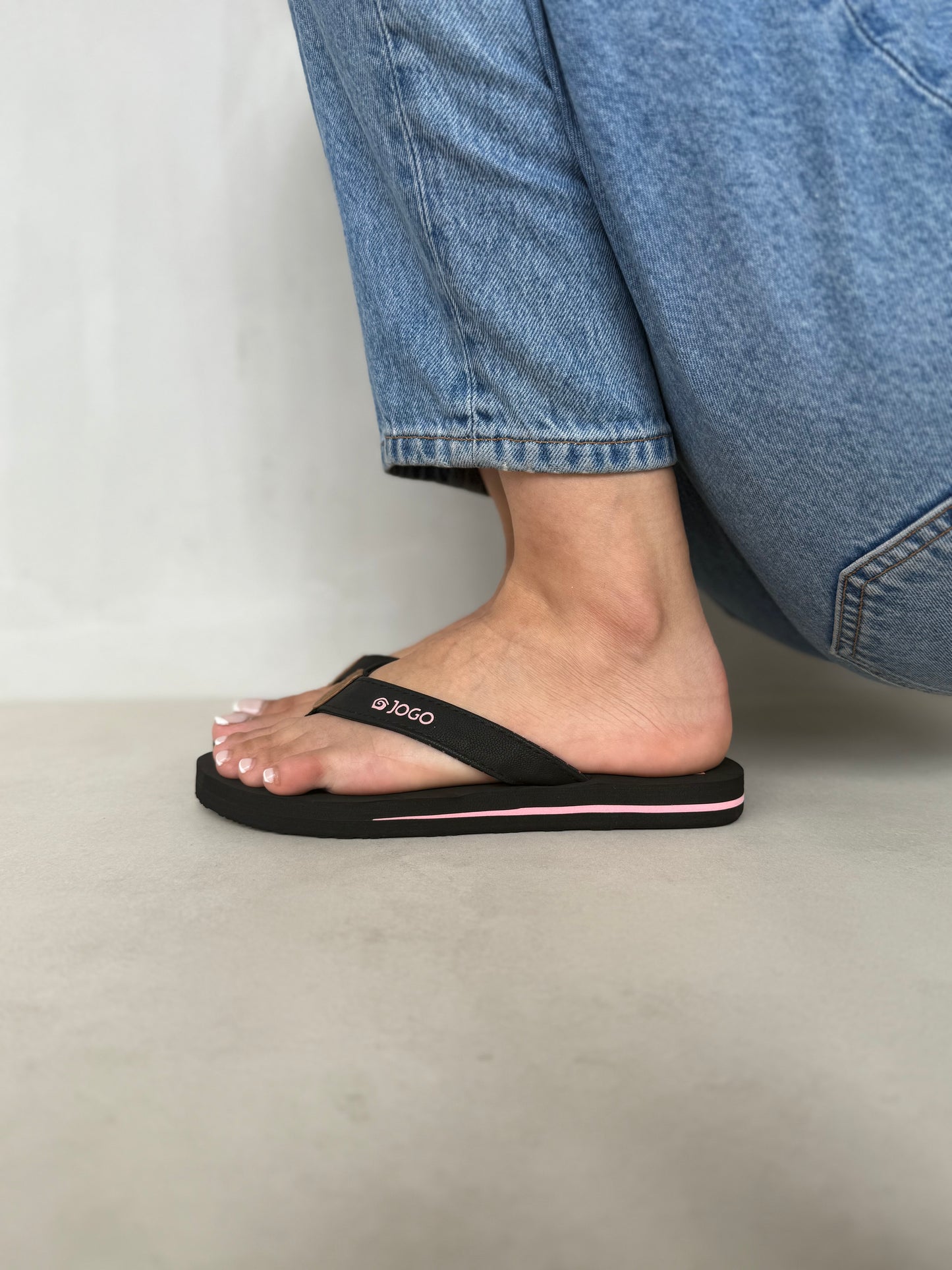 14389 – Chancletas Negras con Detalle Rosa