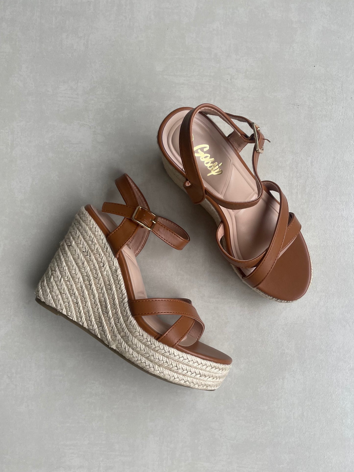 14321 – Sandalias color tan con plataforma tipo yute para dama