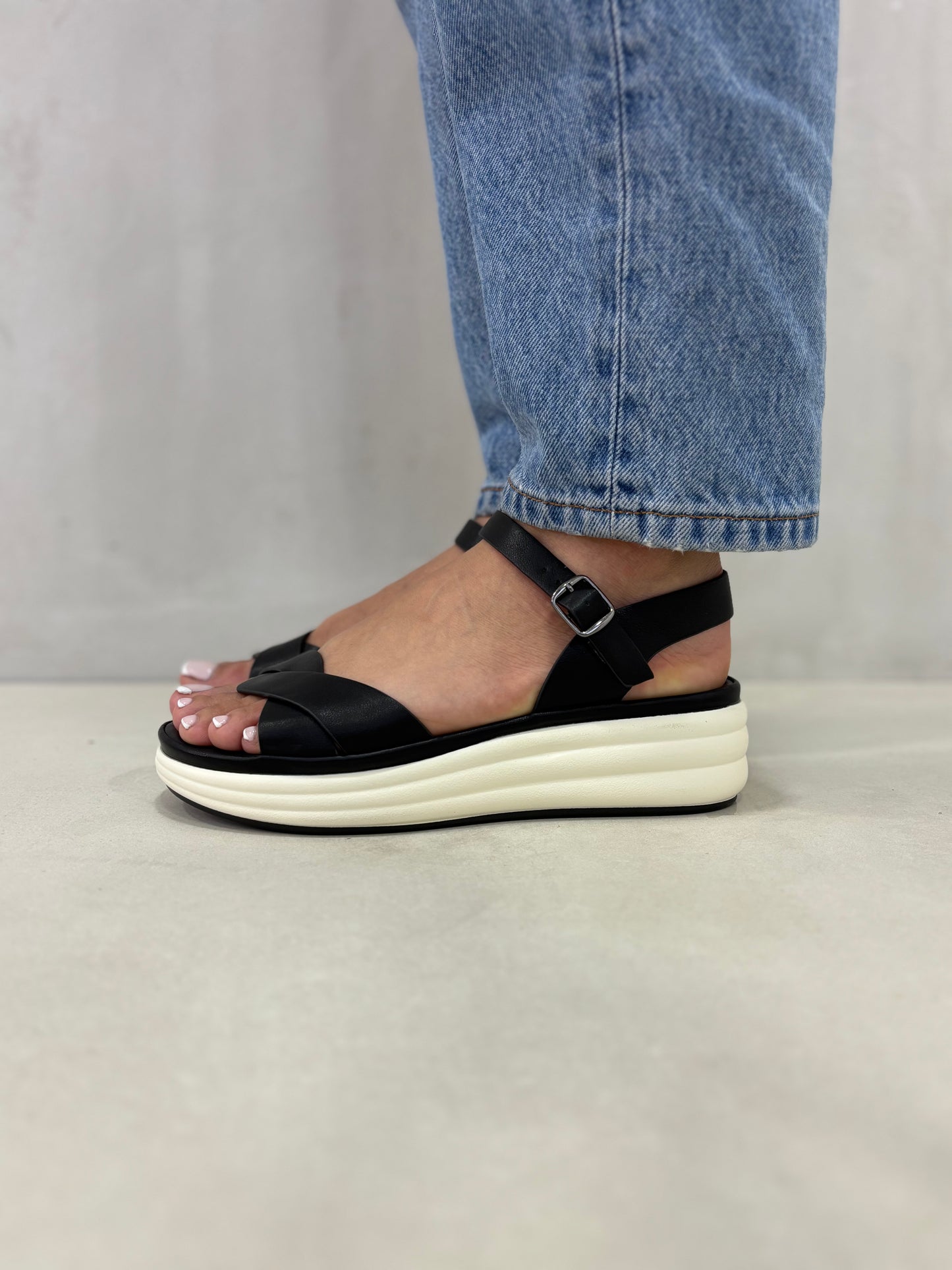 14323 – Sandalias Negras con Plataforma Bicolor y Hebilla Plateada