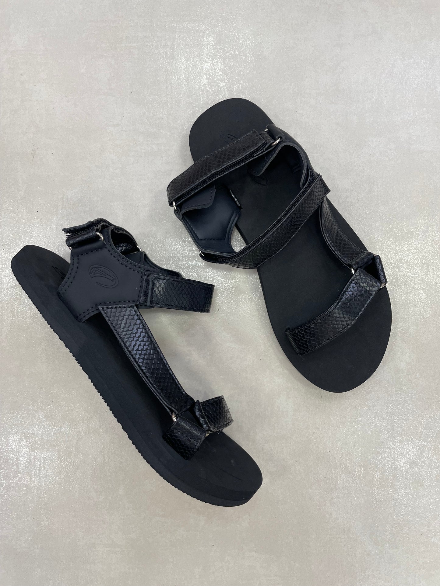 14379 – Sandalias Negras con Correas Ajustables para Dama