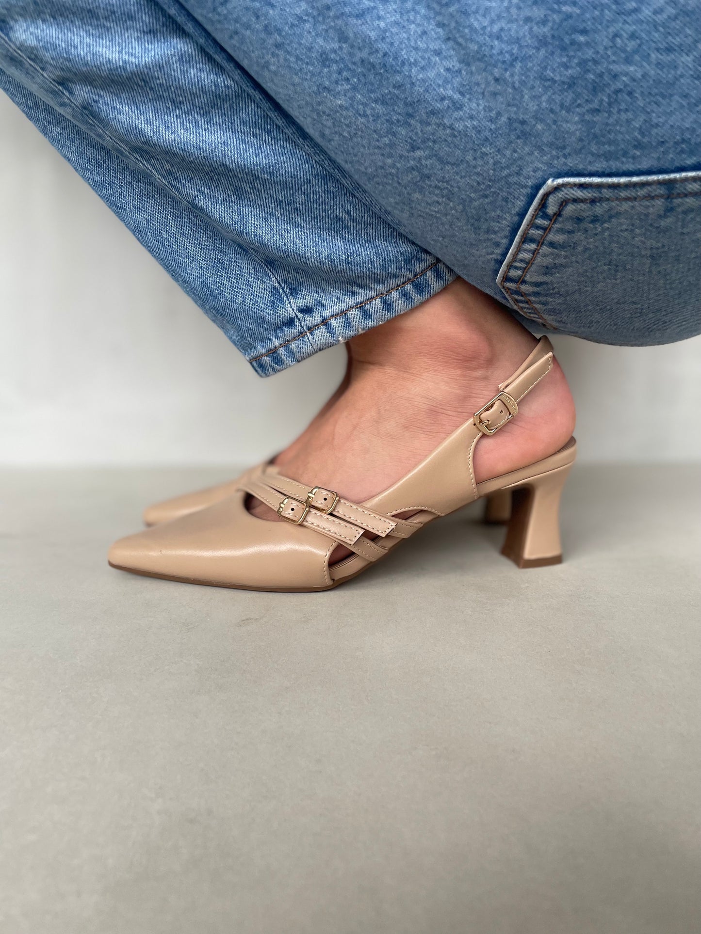 14249 – Zapatos Beige con Tacón Medio y Correas Cruzadas