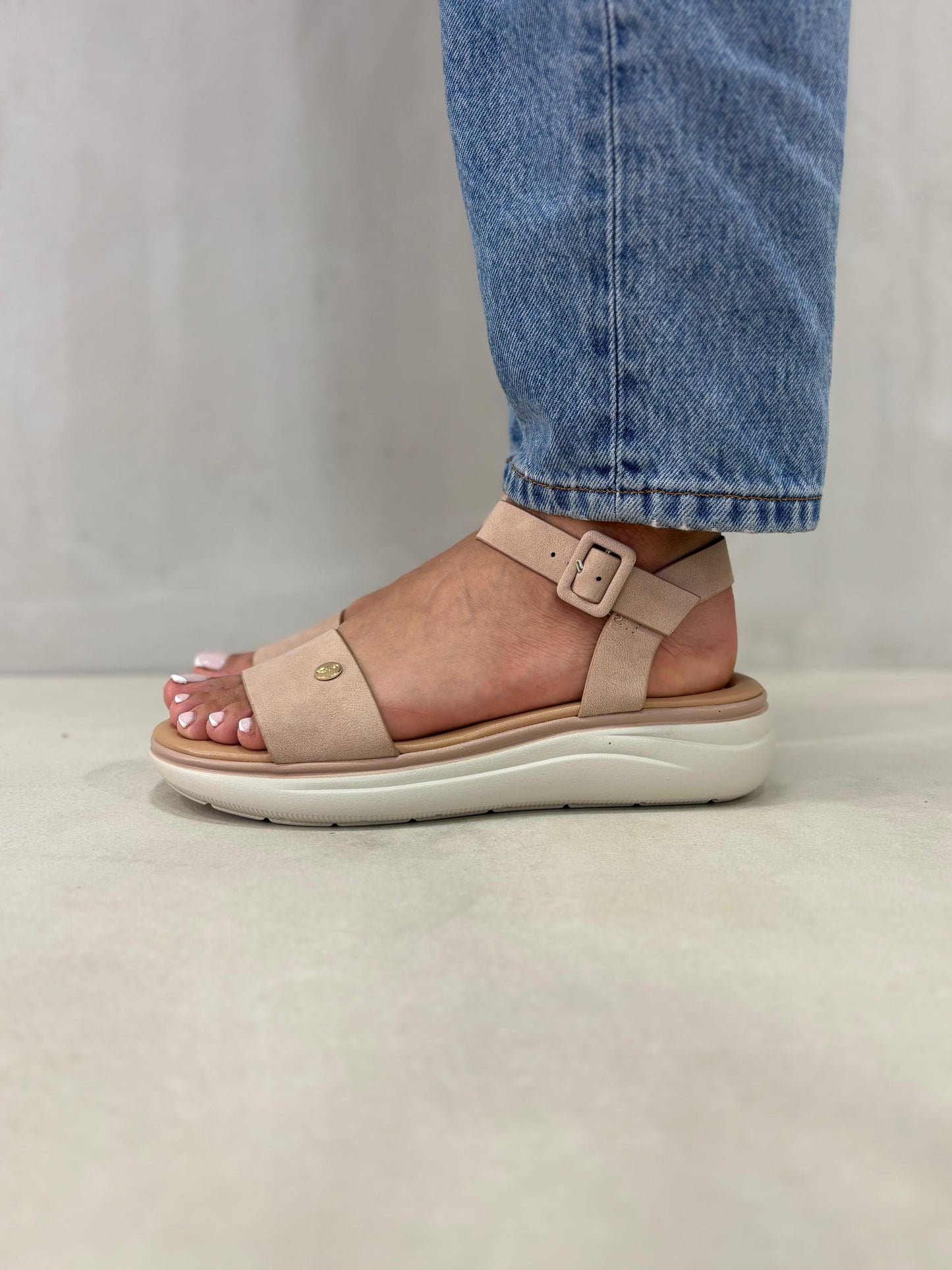 14370 – Sandalias Rosadas con Plataforma Ligera y Hebilla Ajustable