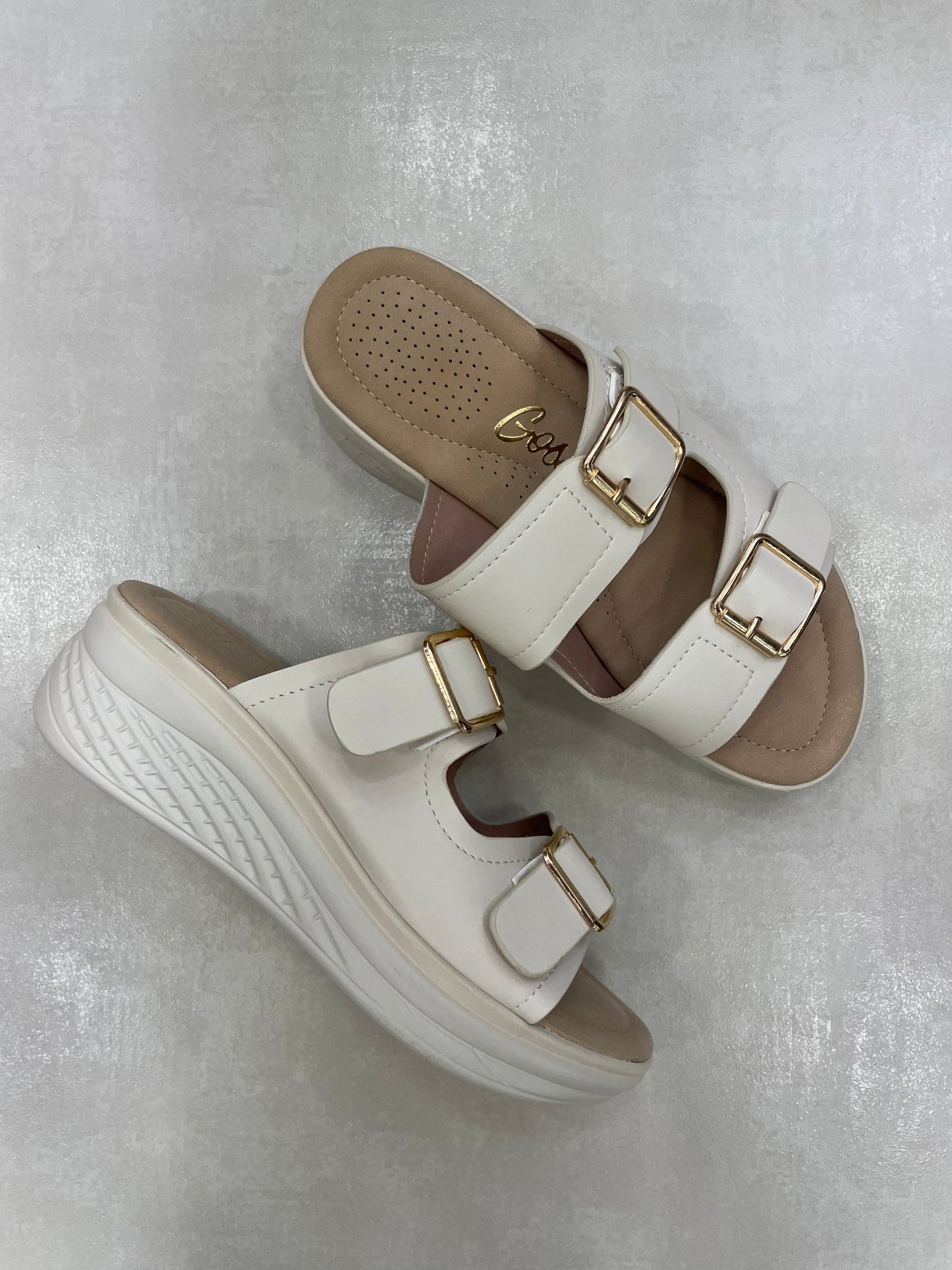 14367 – Sandalias con plataforma y hebillas doradas color beige para dama