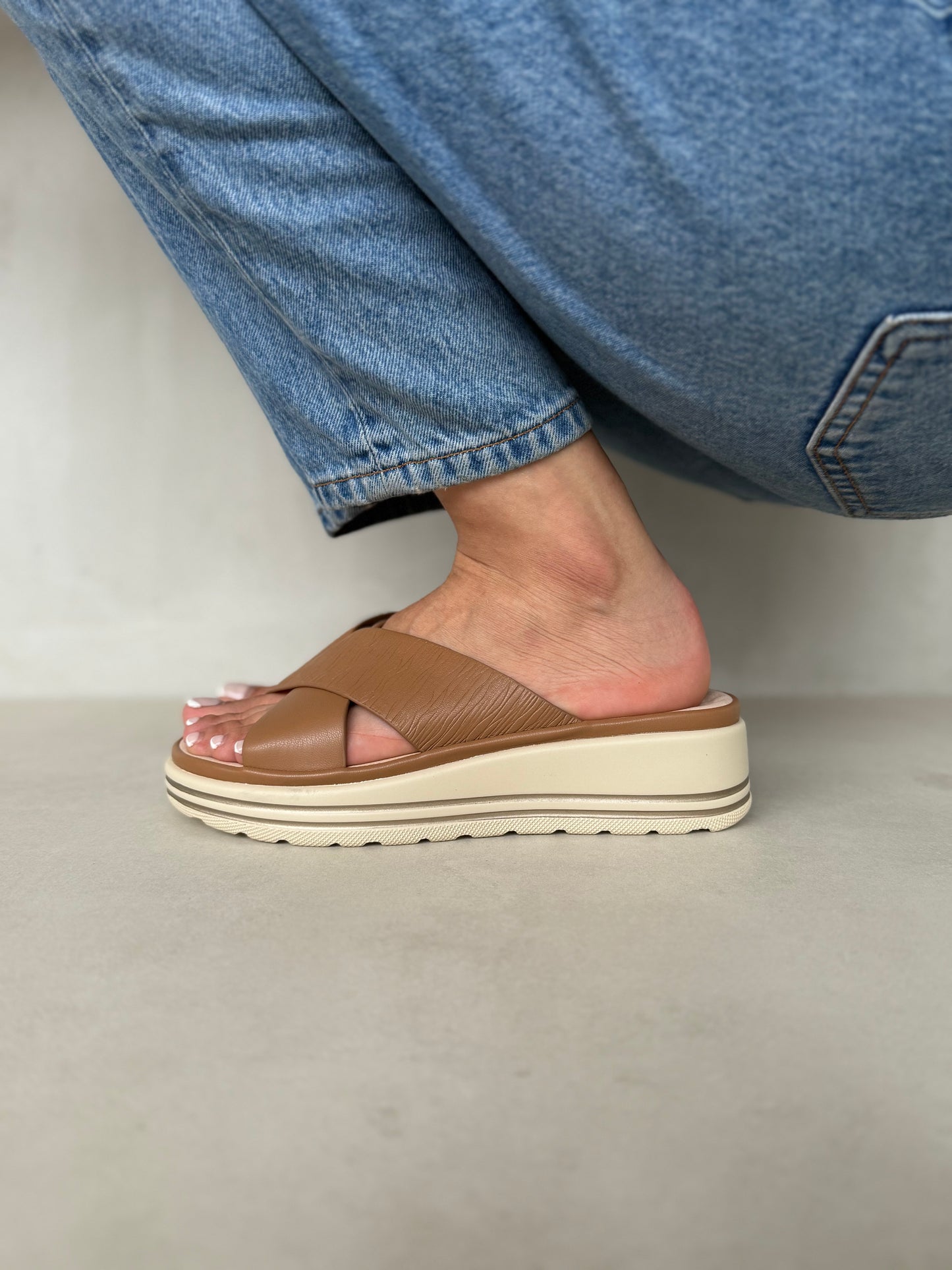 14039 - Sandalias de Plataforma con Cruce Frontal