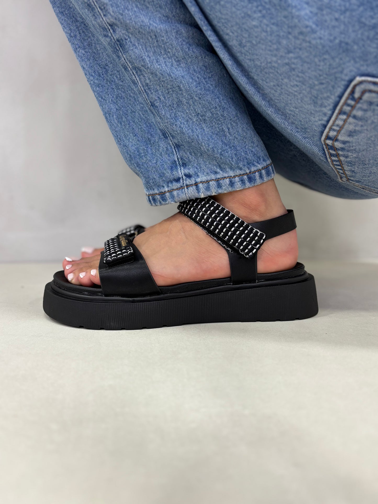 14272 – Sandalias Negras con Plataforma y Detalles de Brillos