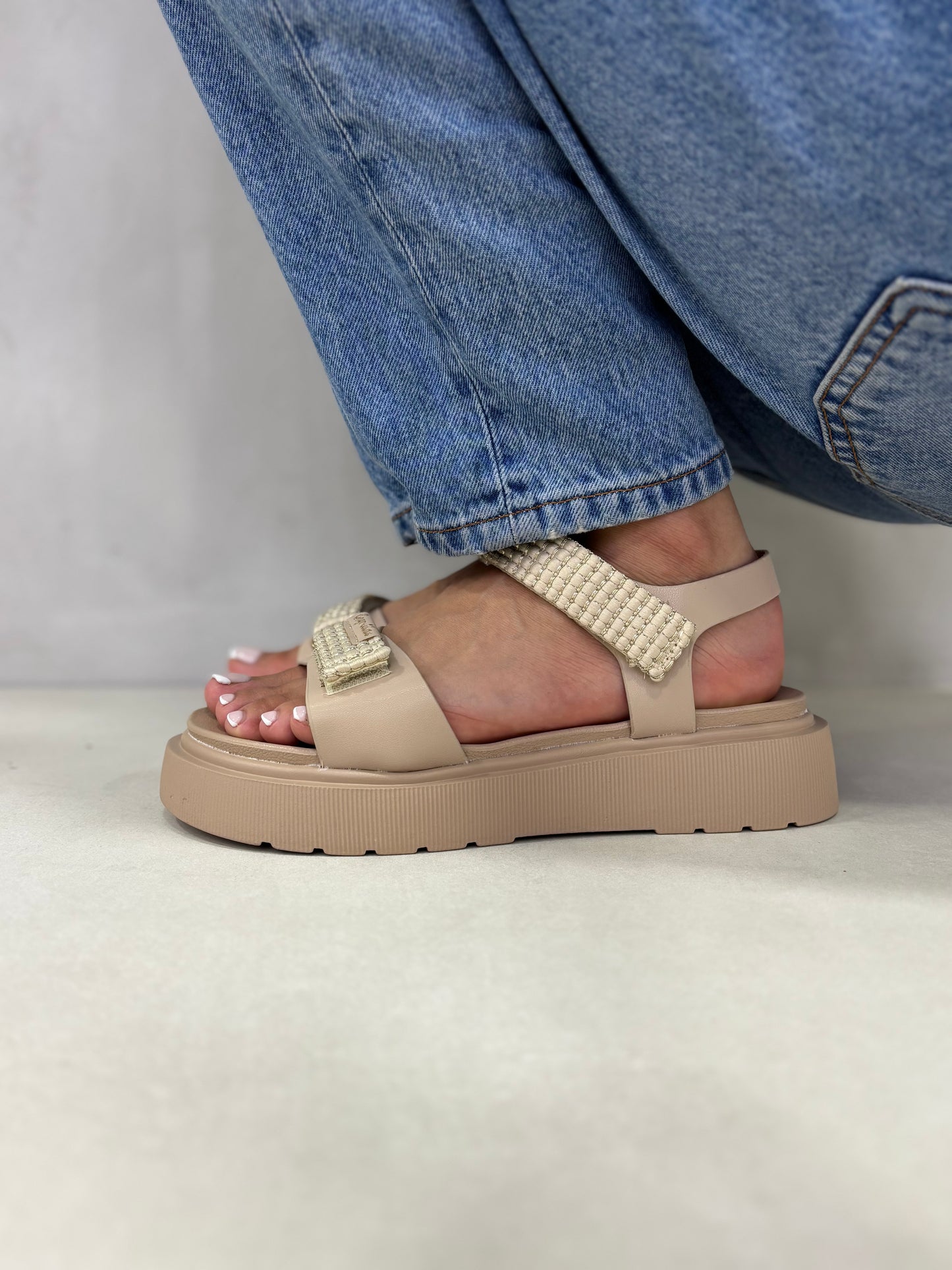 14273 – Sandalias Beige con Plataforma y Detalles de Brillos