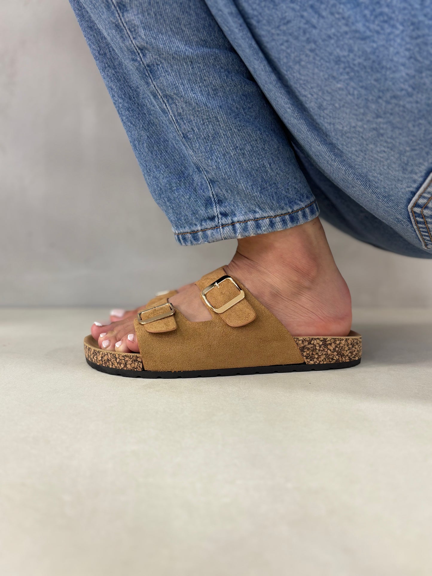 14310 – Sandalias Camel con Doble Hebilla y Suela de Corcho