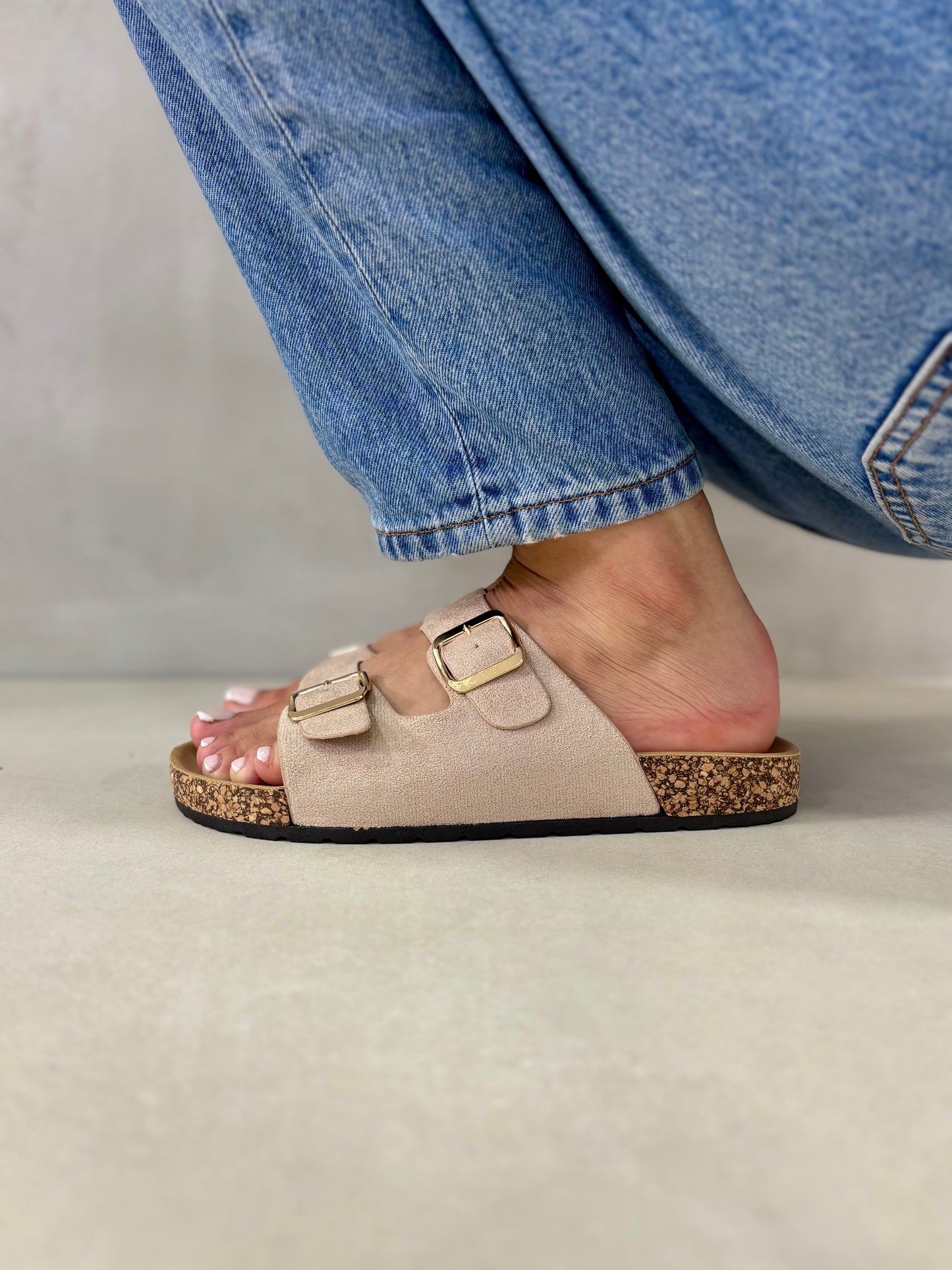 14308 – Sandalias Beige con Doble Hebilla y Suela de Corcho