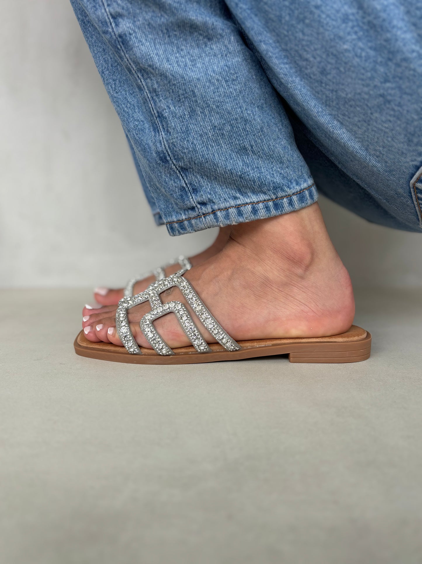 14498 – Sandalias Plateadas con Aplique de Brillos y Suela Plana