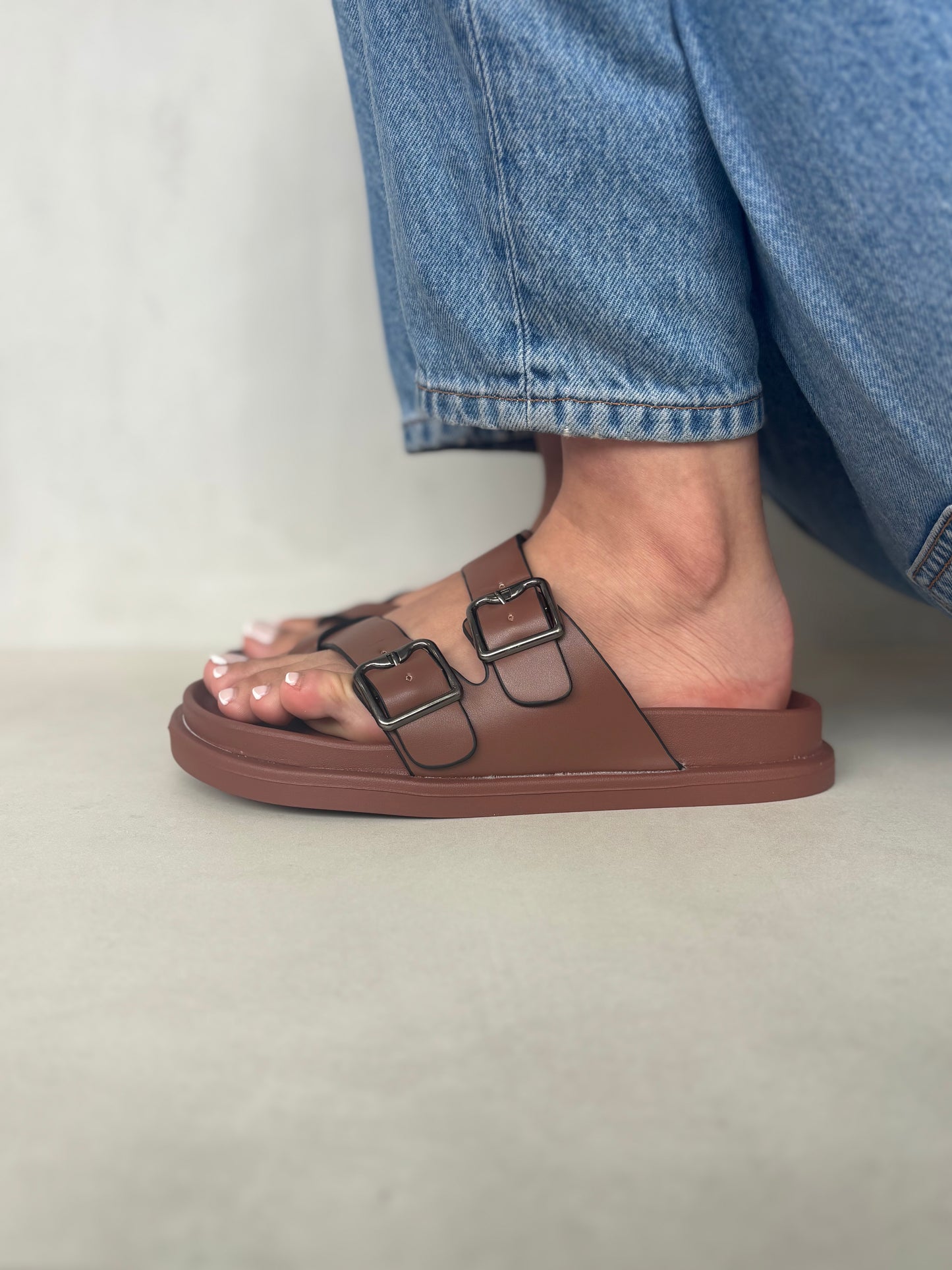 14494 – Sandalias Marrones con Hebillas Metálicas y Suela Ergonómica