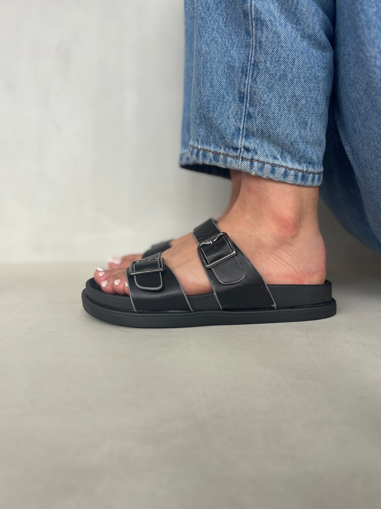 14488 – Sandalias Negras con Hebillas Metálicas