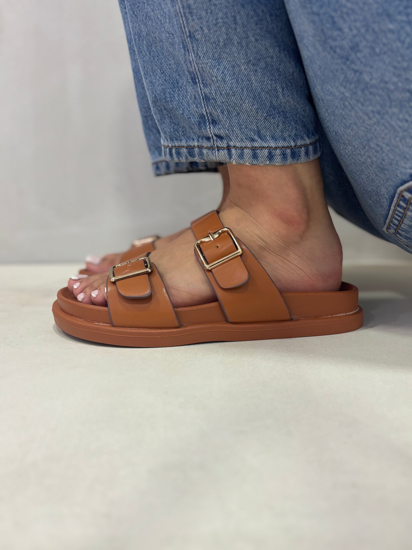 14489 – Sandalias Camel con Hebillas Metálicas