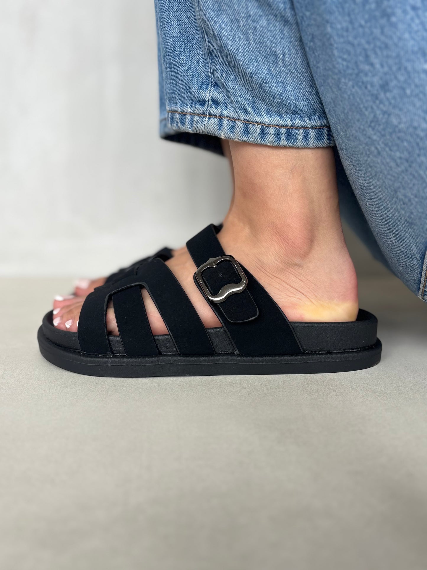 14480 – Sandalias Negras con Hebilla y Tiras Cruzadas