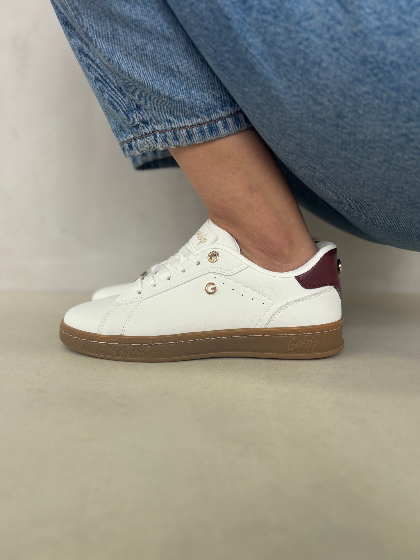 14319 – Zapatillas blancas con detalle burdeos y suela caramelo para dama