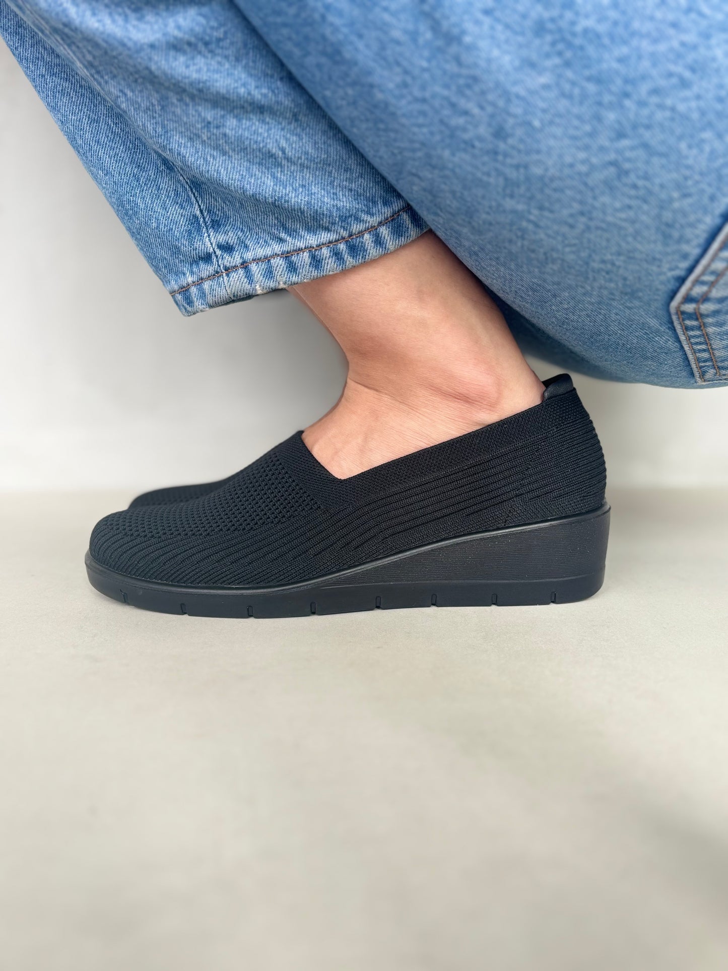 14081 – Zapatos Slip-On Negros Tejidos con Plataforma Ergonómica