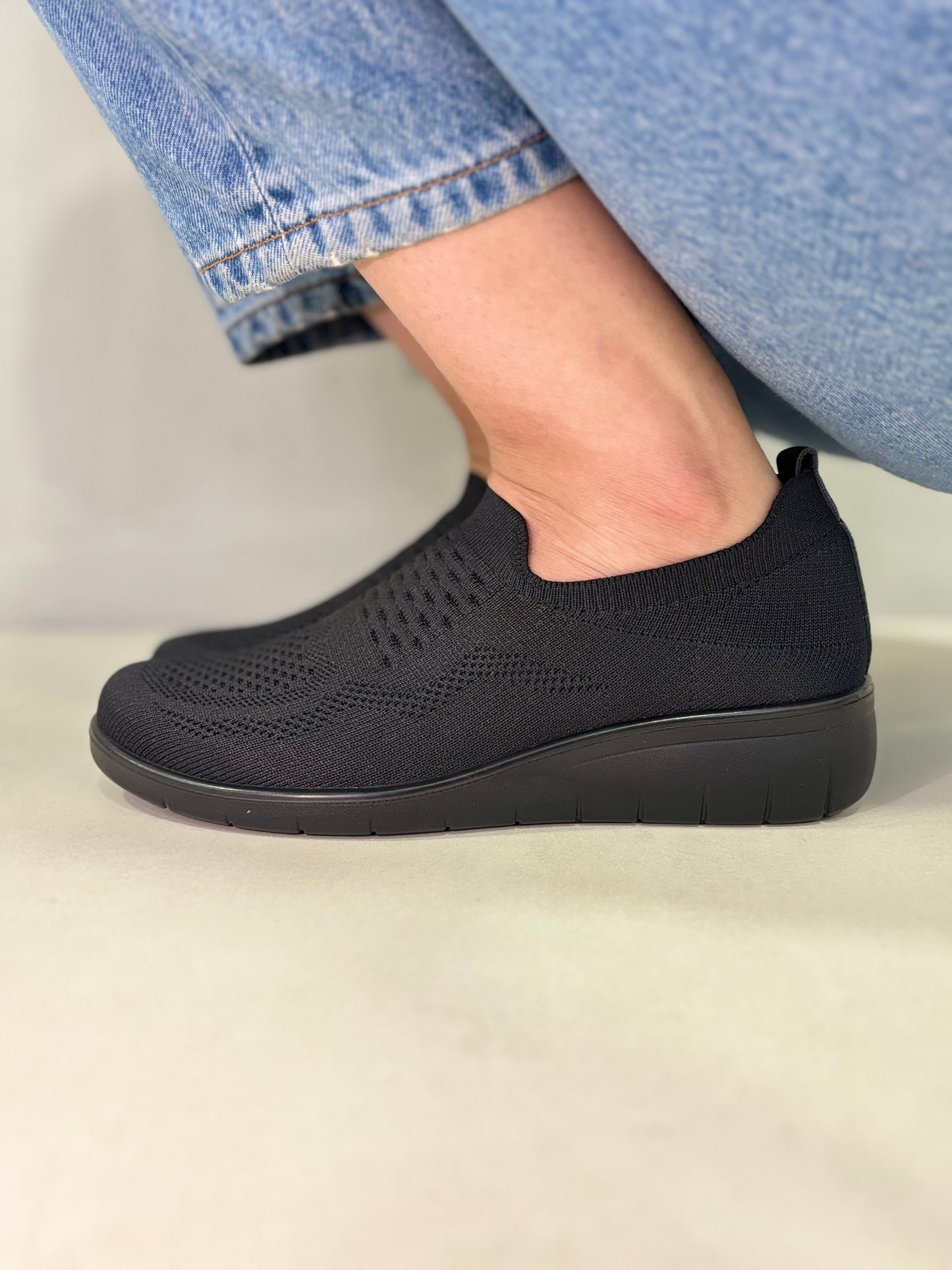 12791 – Zapatos tipo slip-on negros tejidos con suela ergonómica