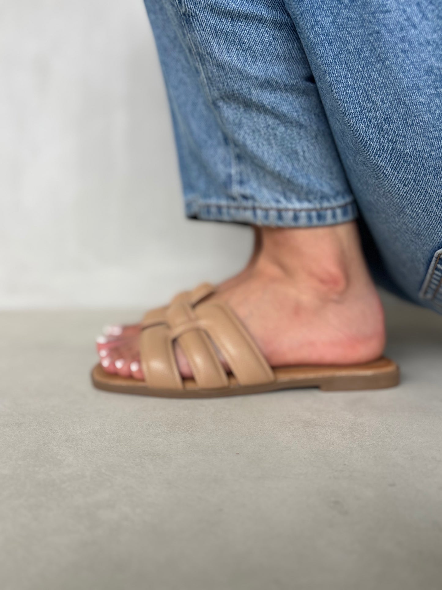 14043 - Sandalias Planas para Mujer en Beige con Tiras Acolchadas