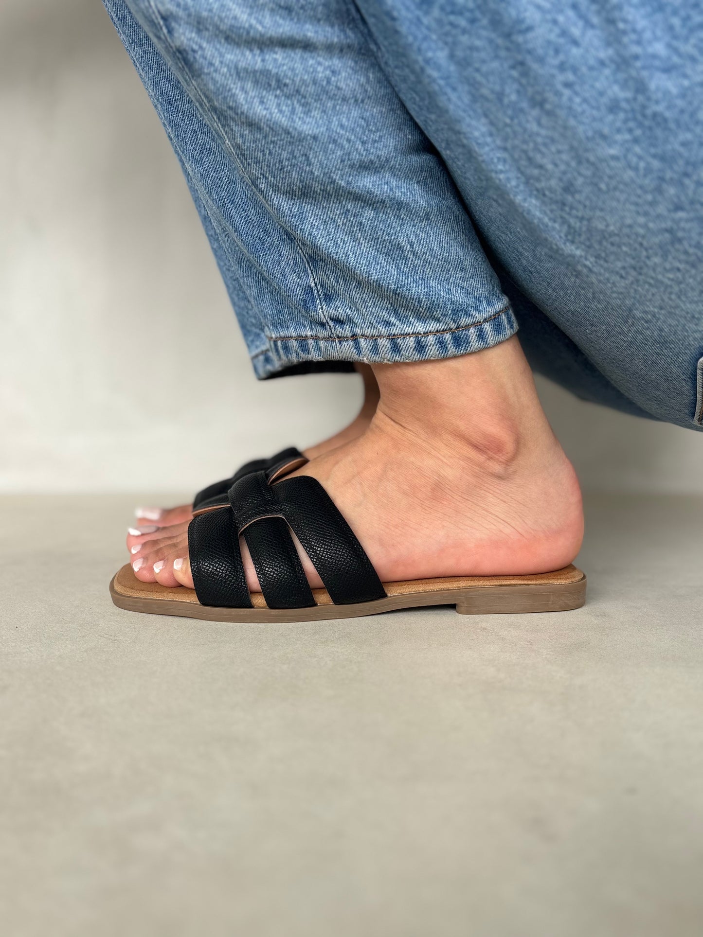 14041 - Sandalias Planas para Mujer en Negro con Tiras Acolchadas