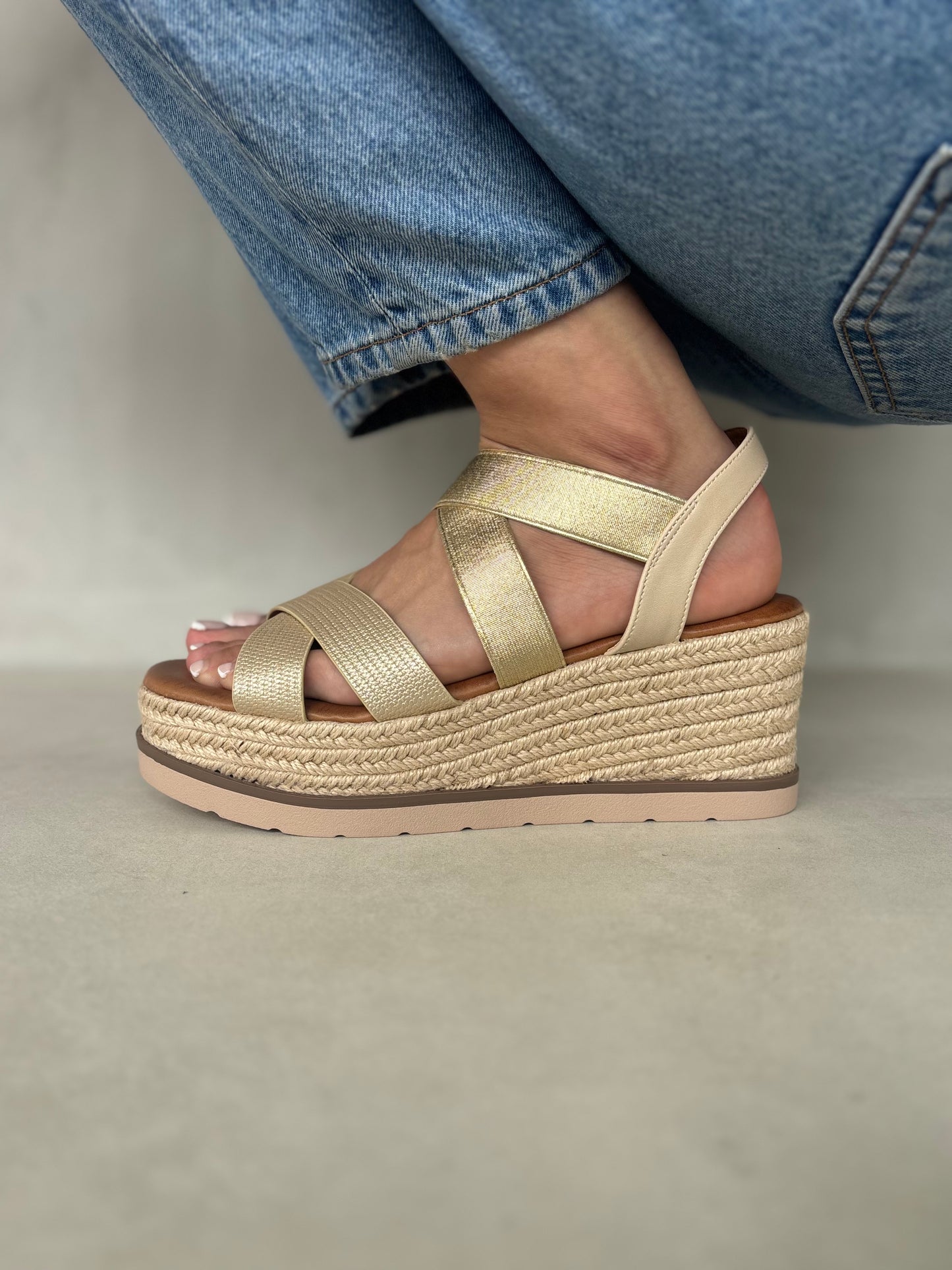 13747 - Sandalias para Mujer en Beige Rosado con Cuña de Yute y Tiras Elásticas