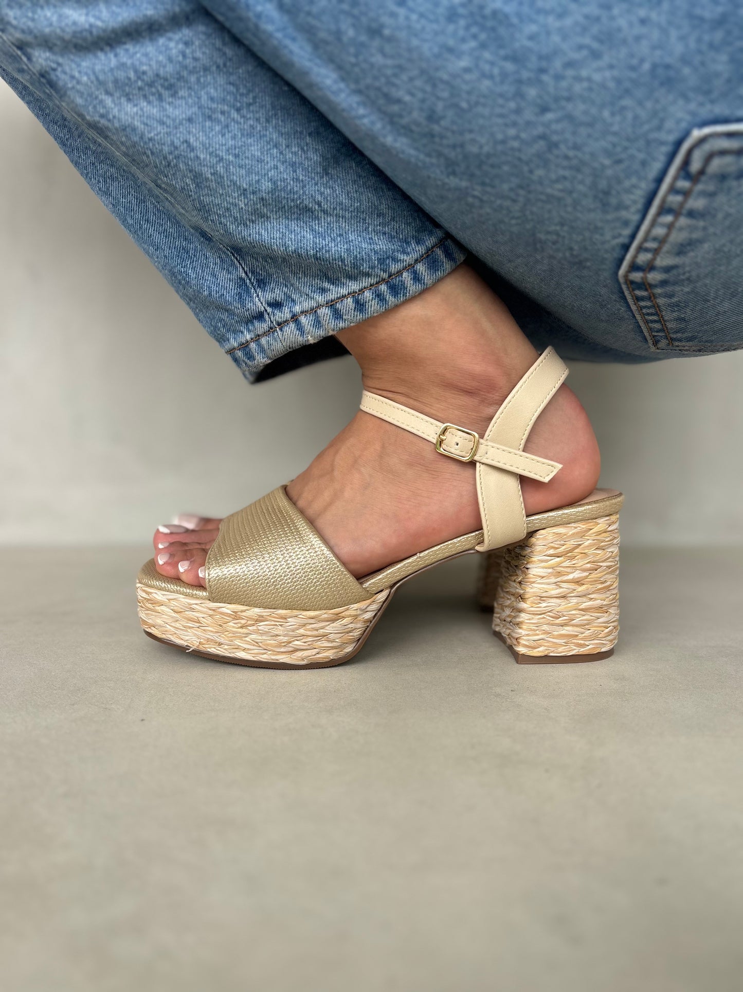 13751 – Sandalias con Plataforma – Estilo Casual en Tonos Beige Dorado