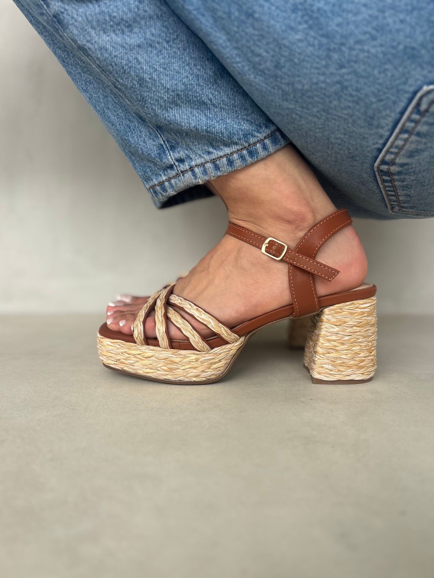 13749 - Sandalias de Tacón con Plataforma – Color Marrón con Detalle de Yute