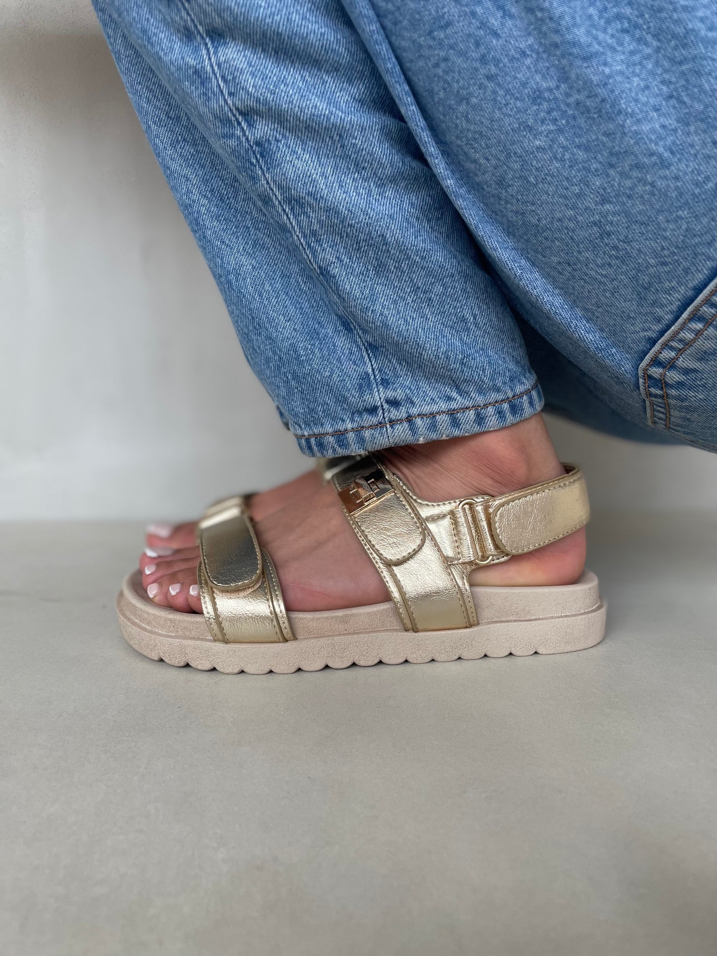 14418 – Sandalias Doradas con Hebilla y Suela Ergonómica