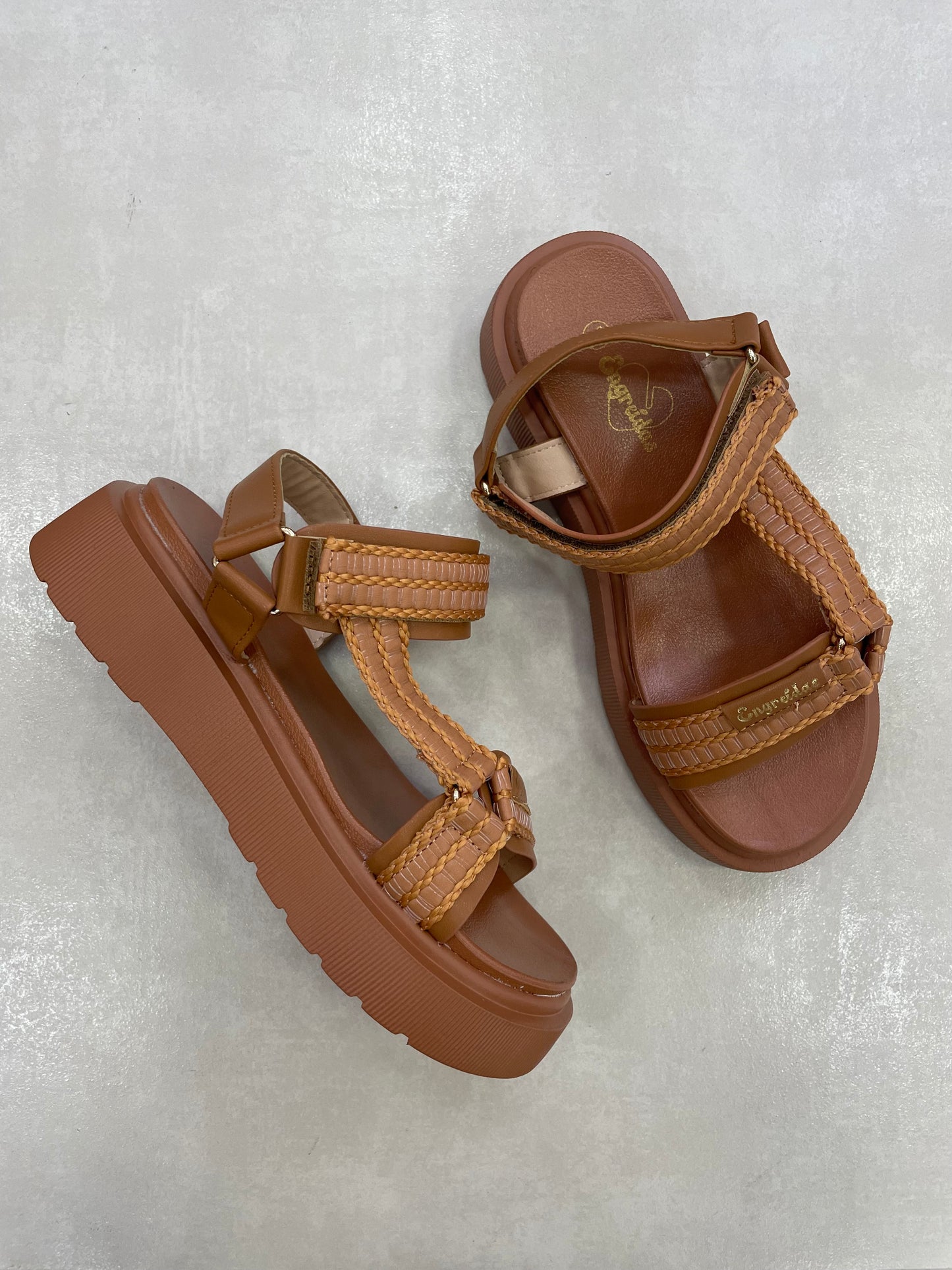 14276 – Sandalias Camel con Plataforma y Cierres Ajustables