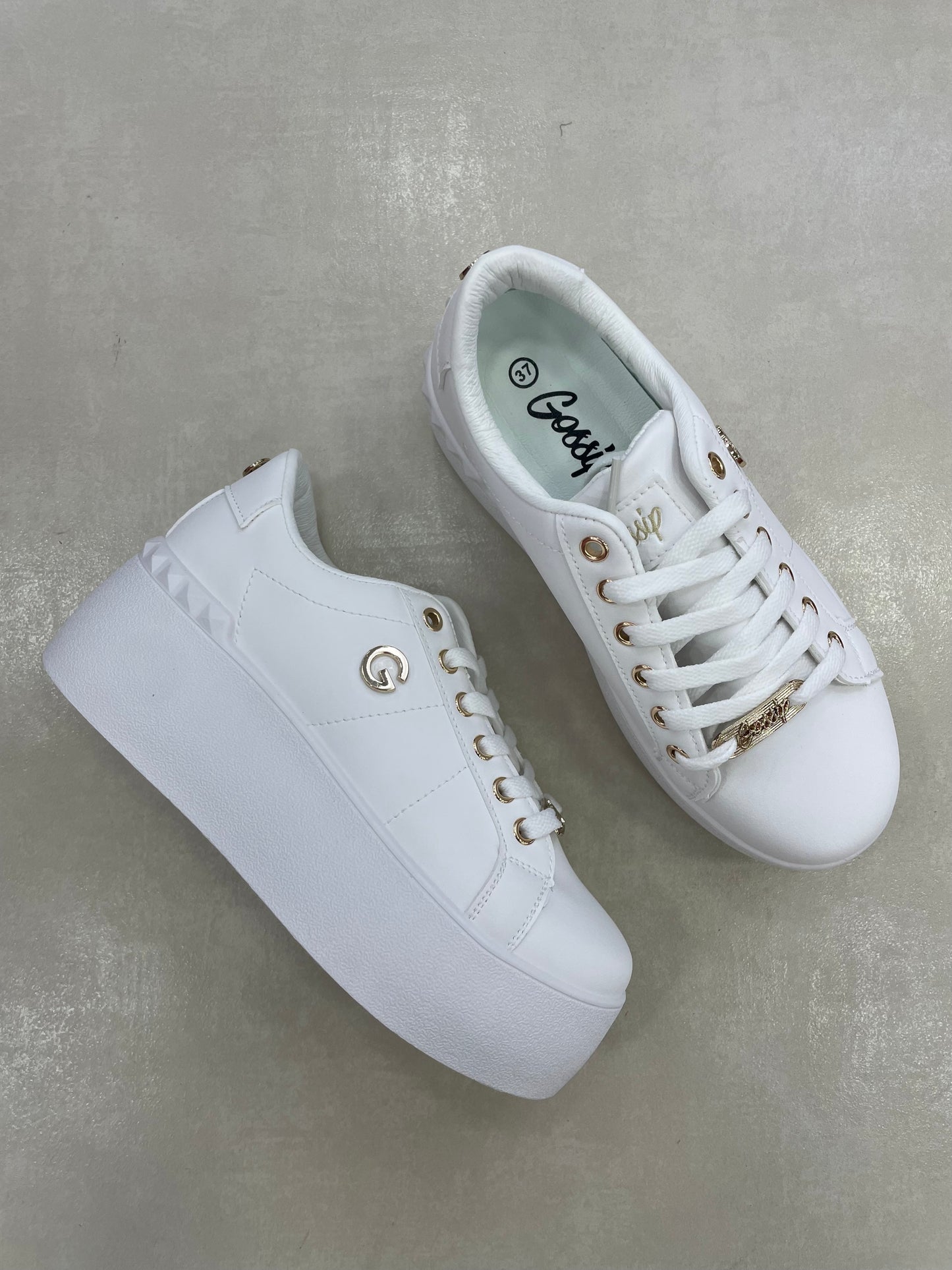 14303 – Zapatillas Blancas con Plataforma y Detalles Dorados