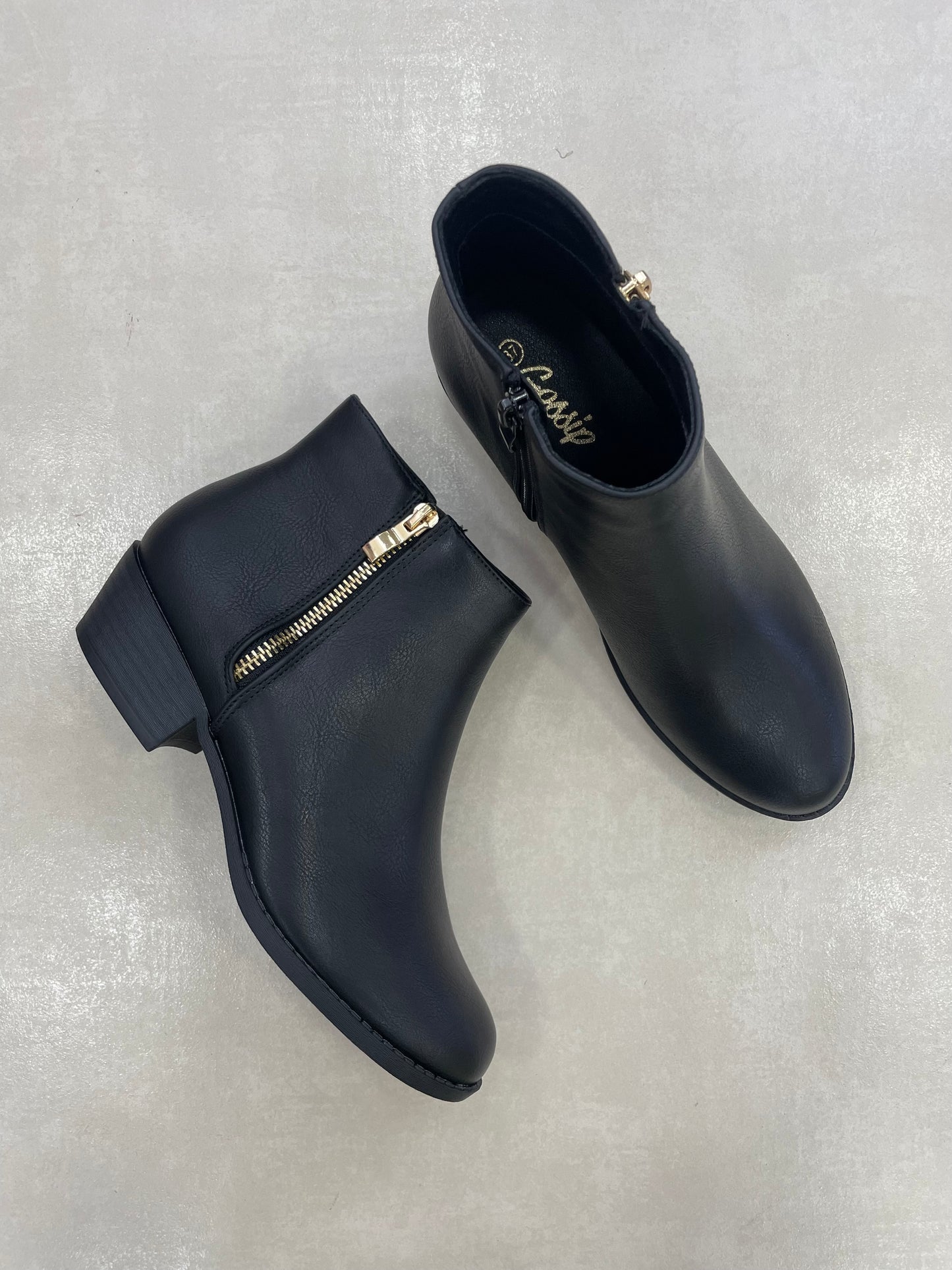 14305 – Botines Negros con Cierre Dorado y Tacón Medio
