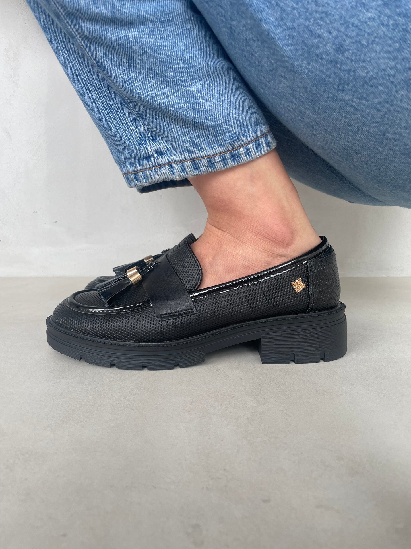 14072 - Mocasines para Mujer en Negro con Plataforma y Borlas