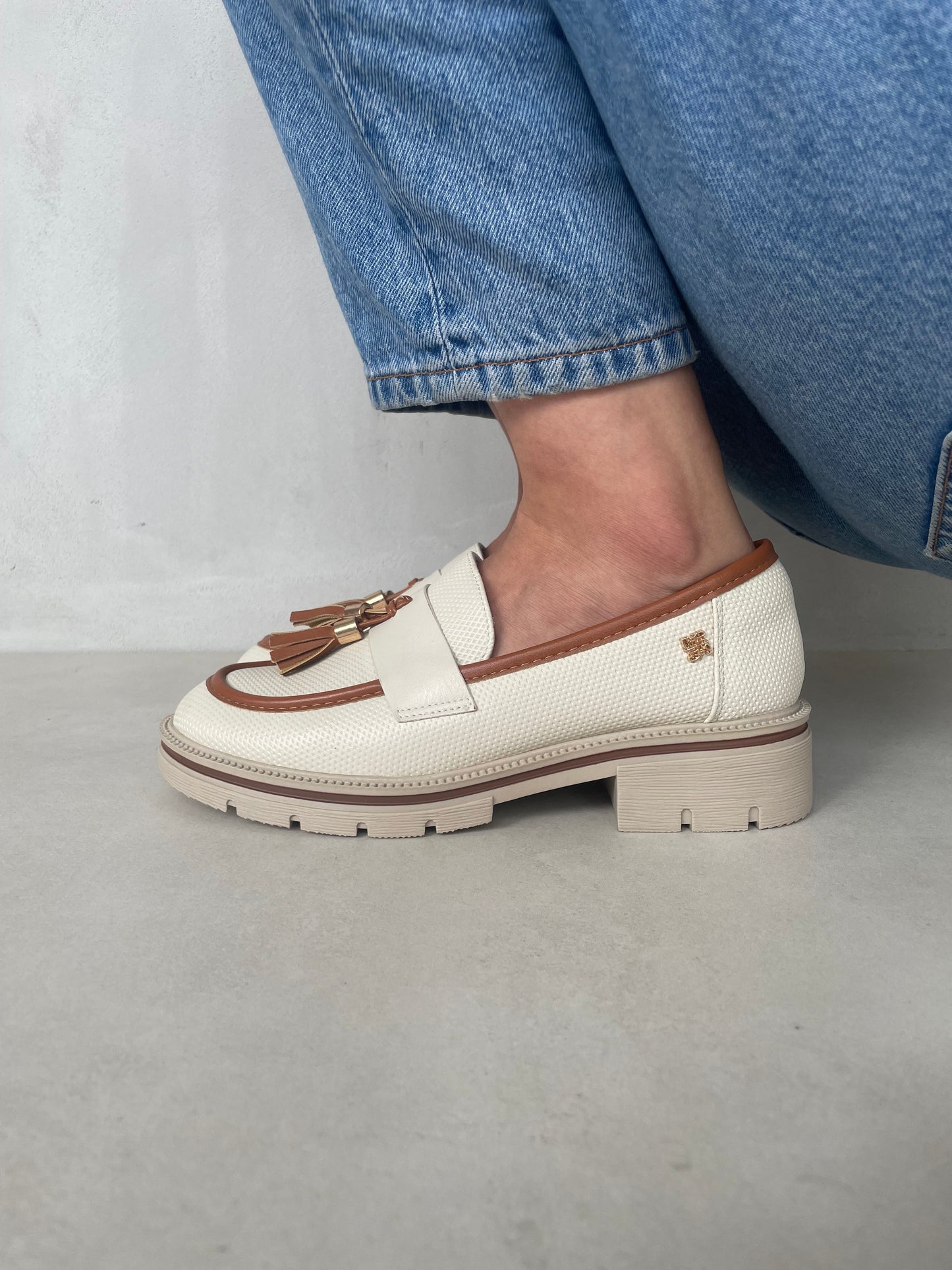 14073 - Mocasines para Mujer en Beige con Detalles Vino y Borlas