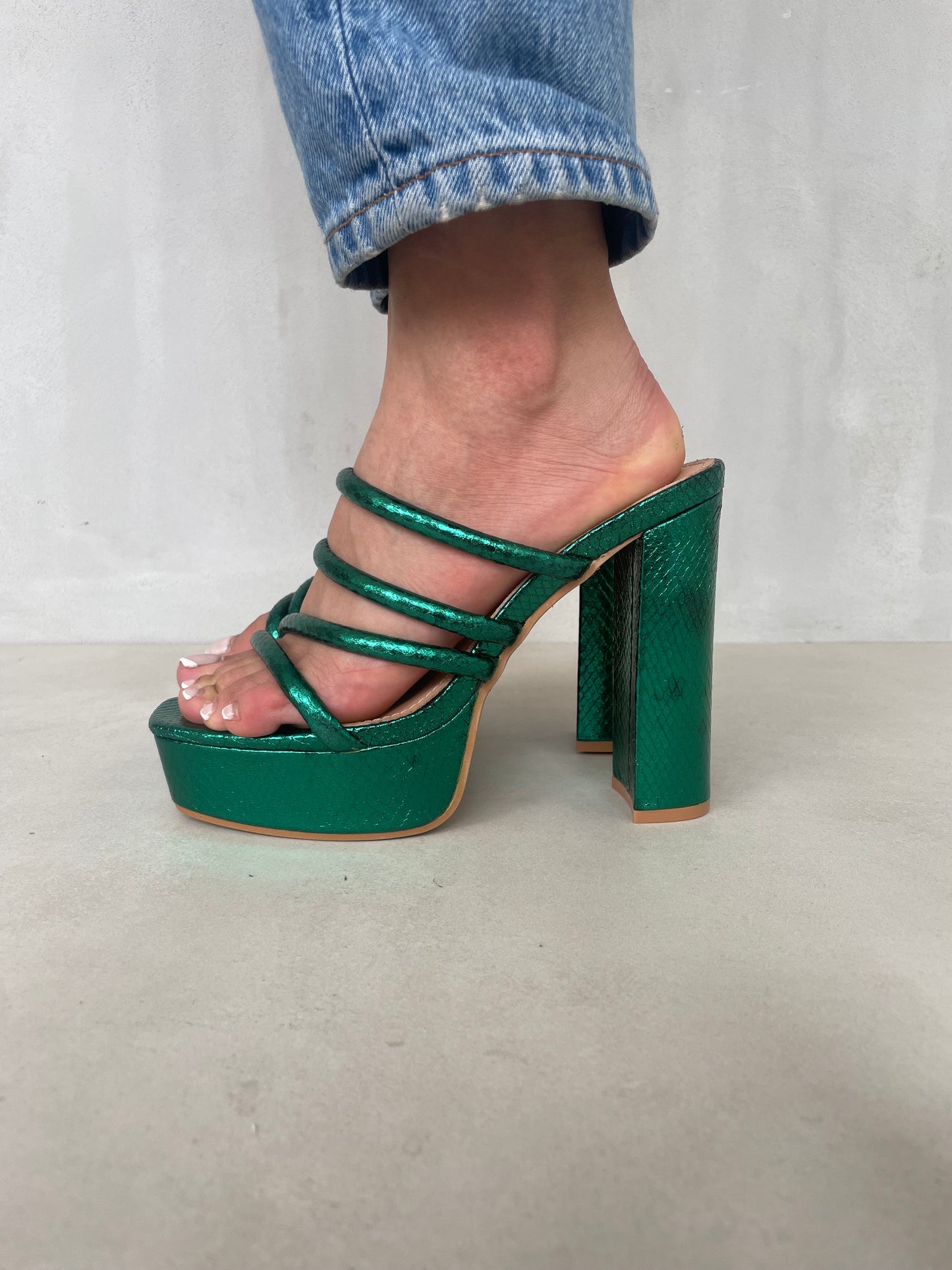 12009 - Sandalias para Mujer en Verde Metálico con Plataforma y Tiras