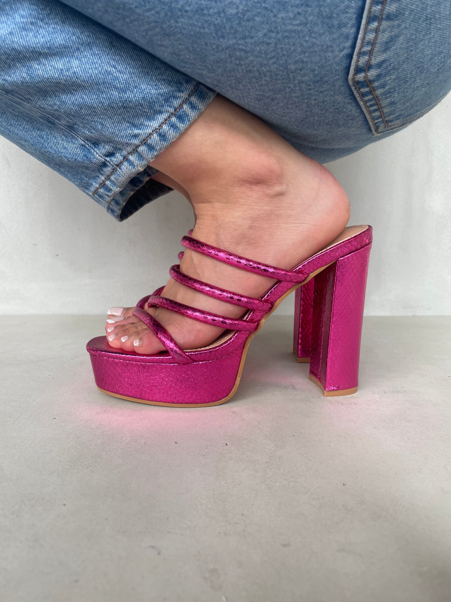 12007 - Sandalias para Mujer en Fucsia Metálico con Plataforma y Tiras