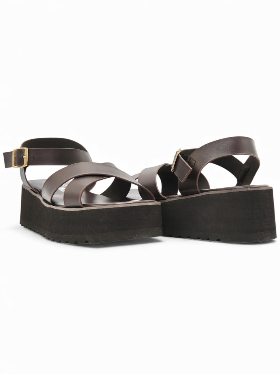 14267 – Sandalias Marrón Oscuro con Plataforma y Cruces en el Empeine