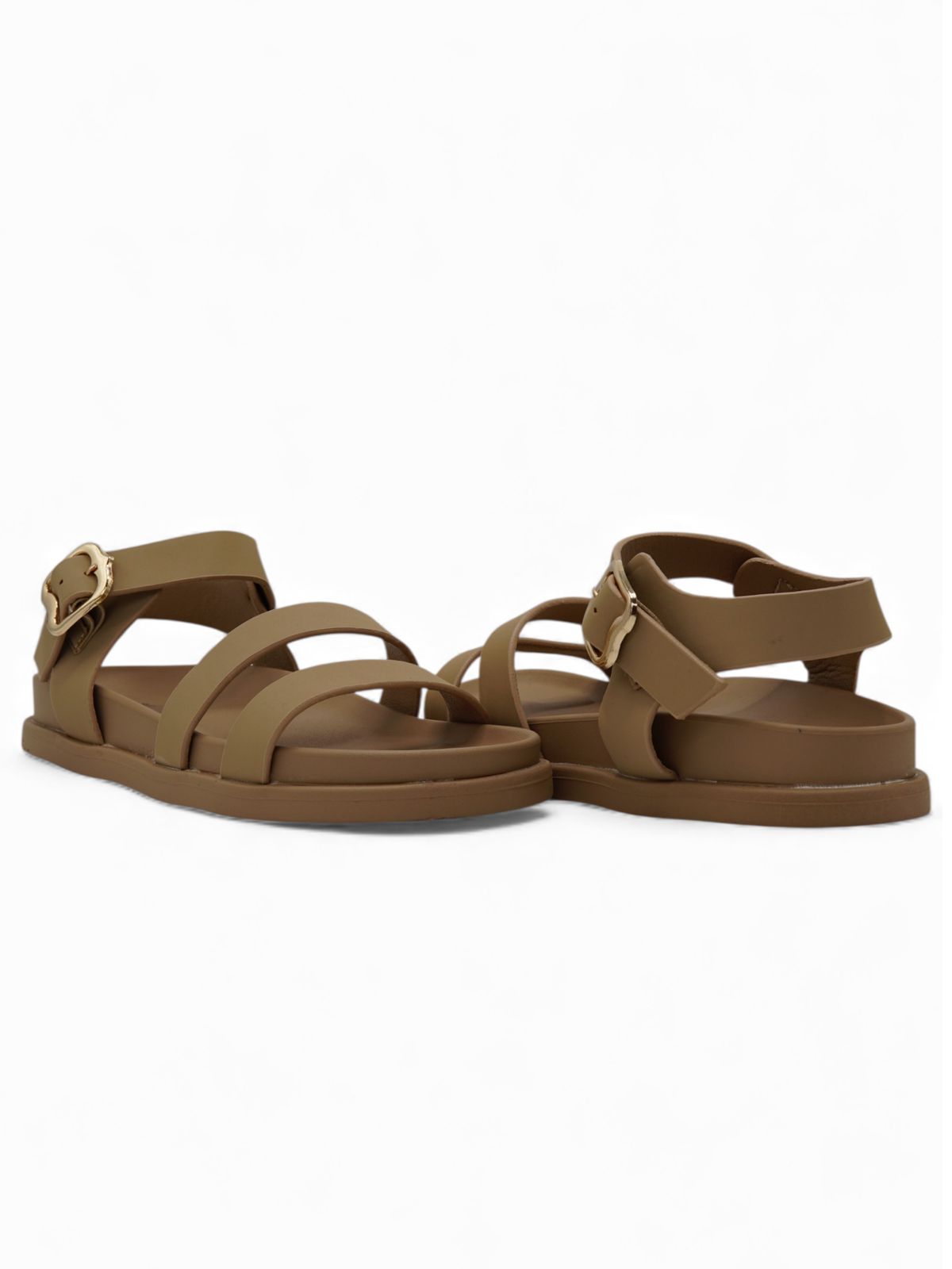14479 – Sandalias Beige con Hebilla Dorada y Tiras Delgadas