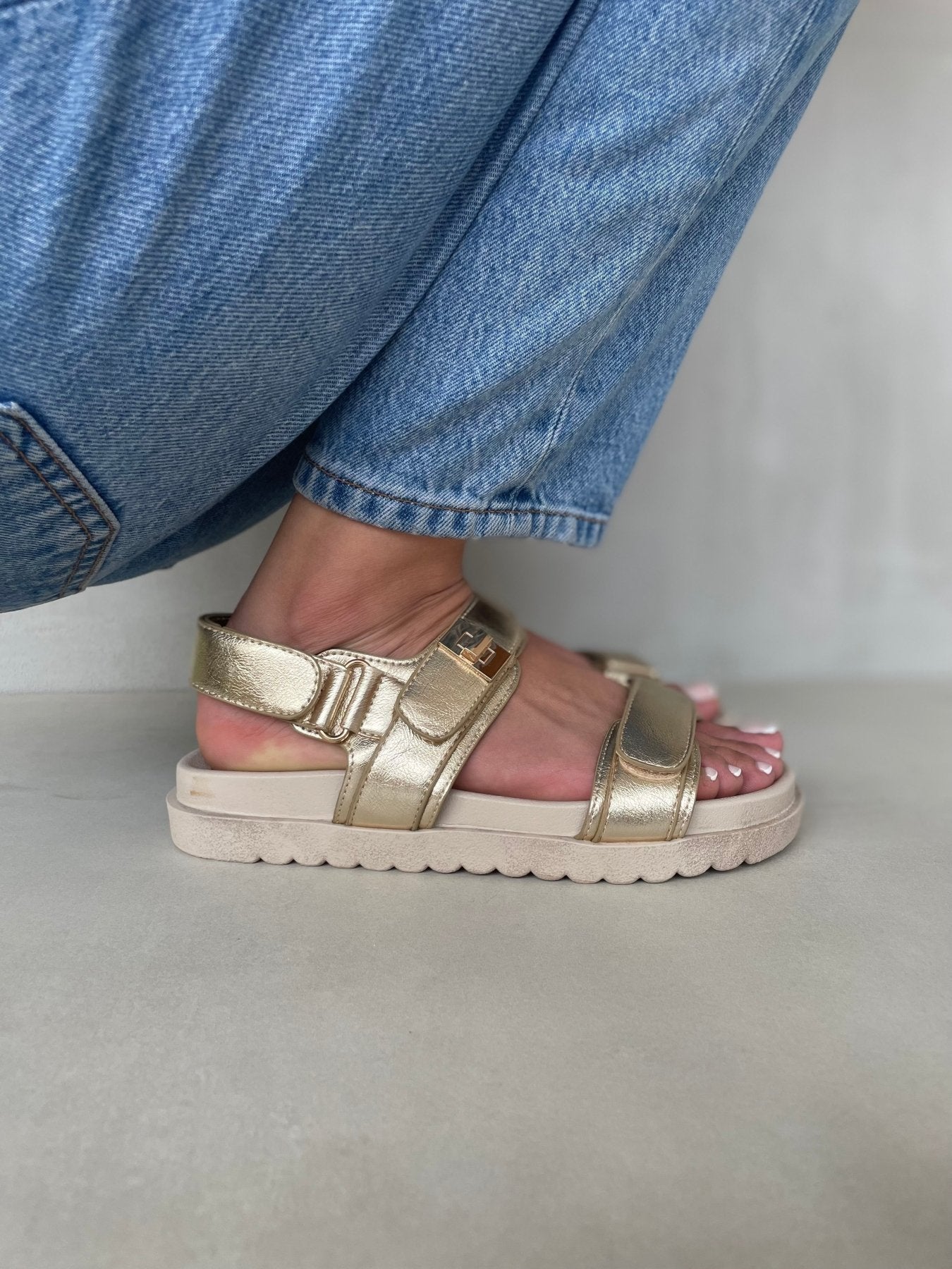 Sandalias Dorado 14418 Triple Correa con Hebillas Velcro Casual Zoé Brand Costa Rica