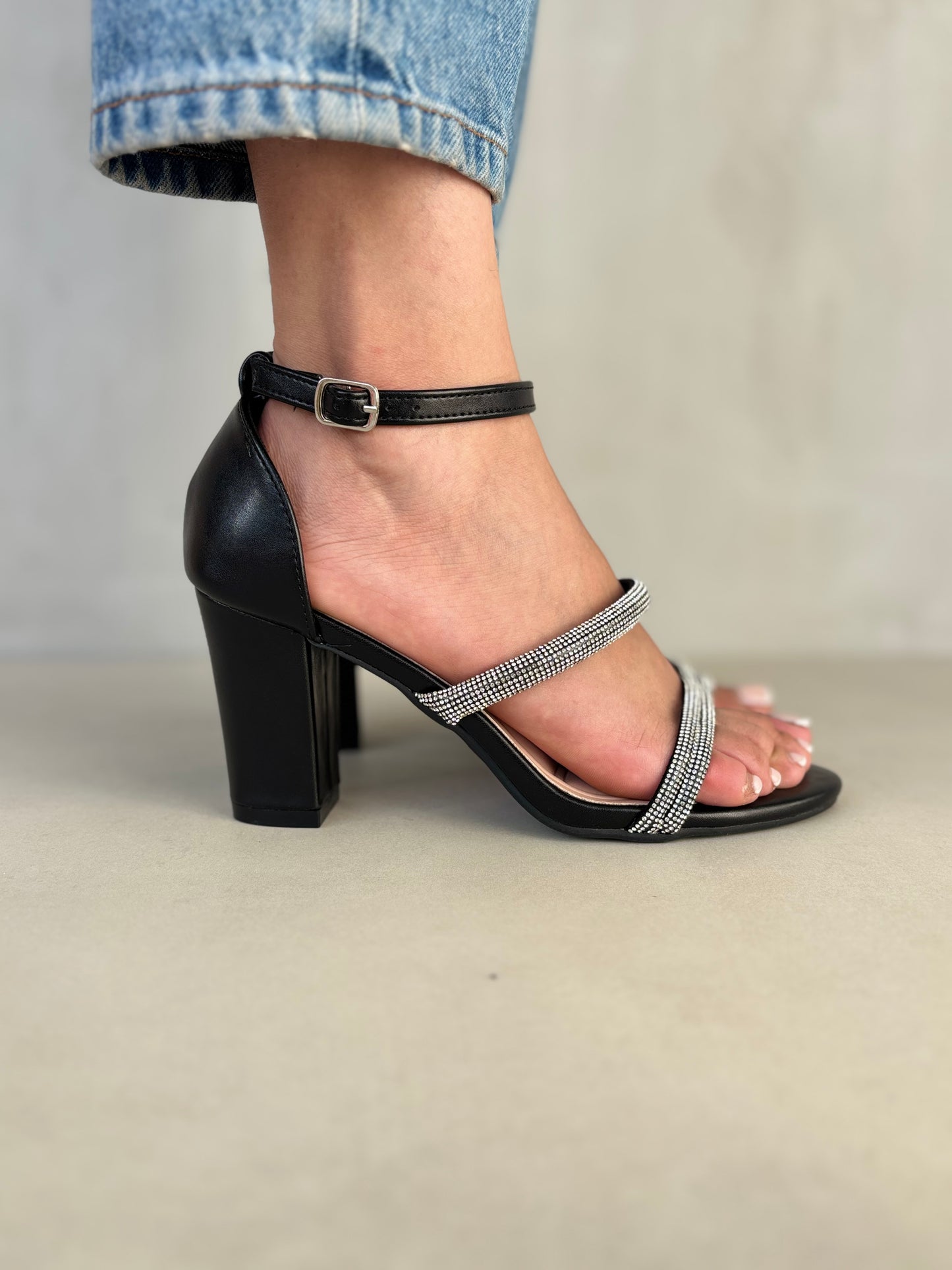 14331 – Sandalias Negras con Tacón Alto y Detalle Brillante