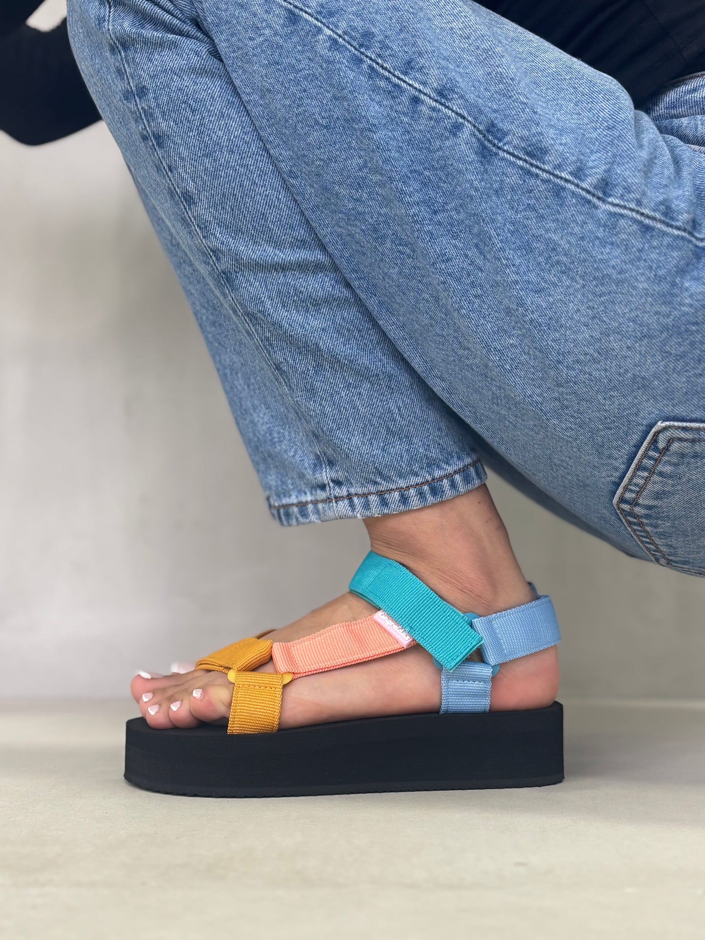 14056 - Sandalias Multicolor con Plataforma