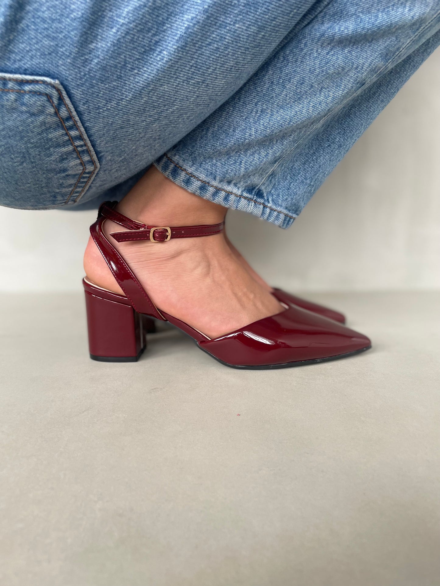 14252 – Zapatos burdeos de charol con pulsera y tacón cuadrado para dama