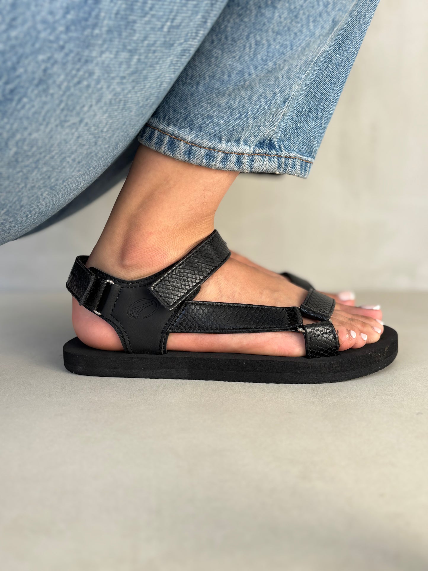 14379 – Sandalias Negras con Correas Ajustables para Dama